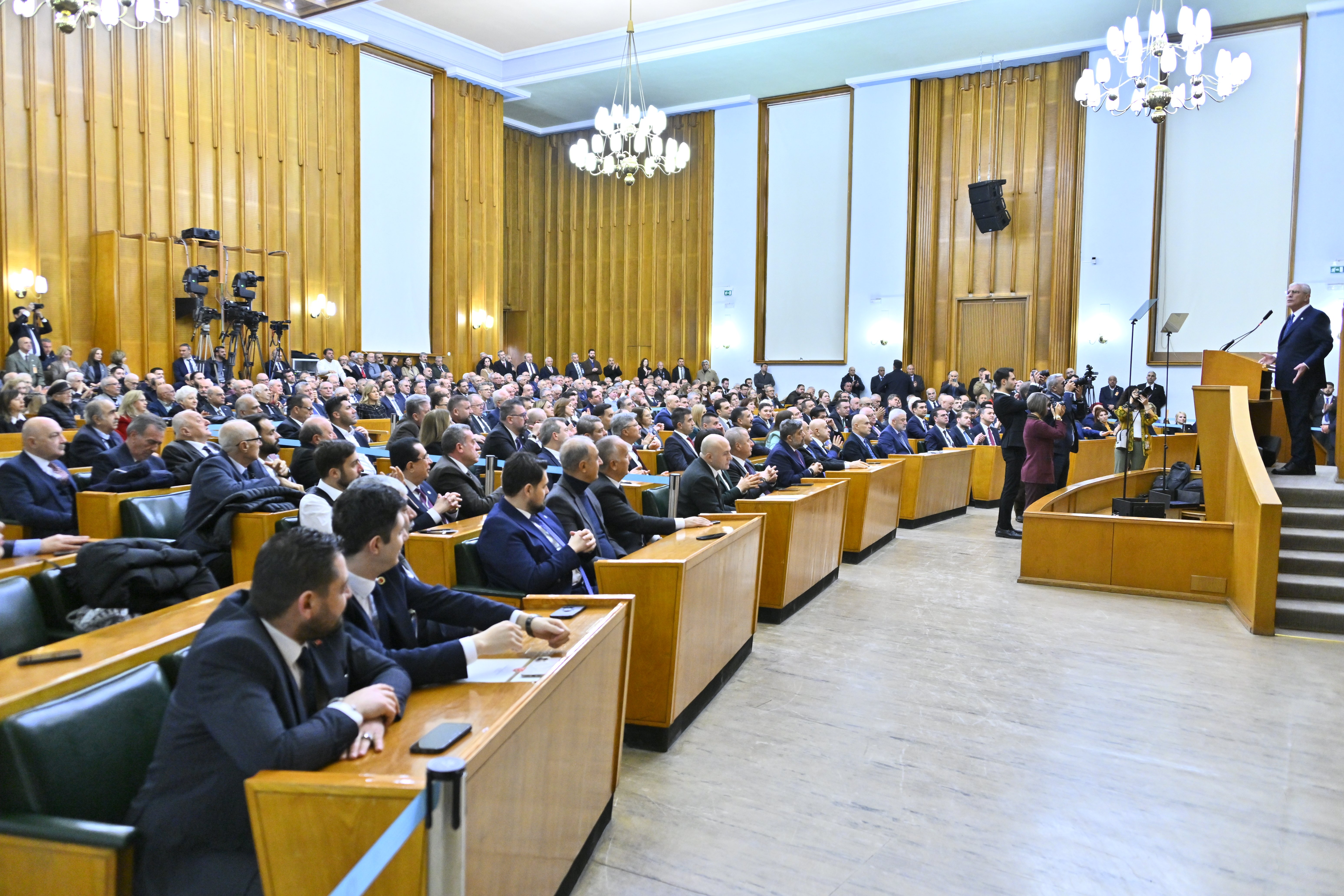 Müsavat Dervişoğlu konuşma yapıyor