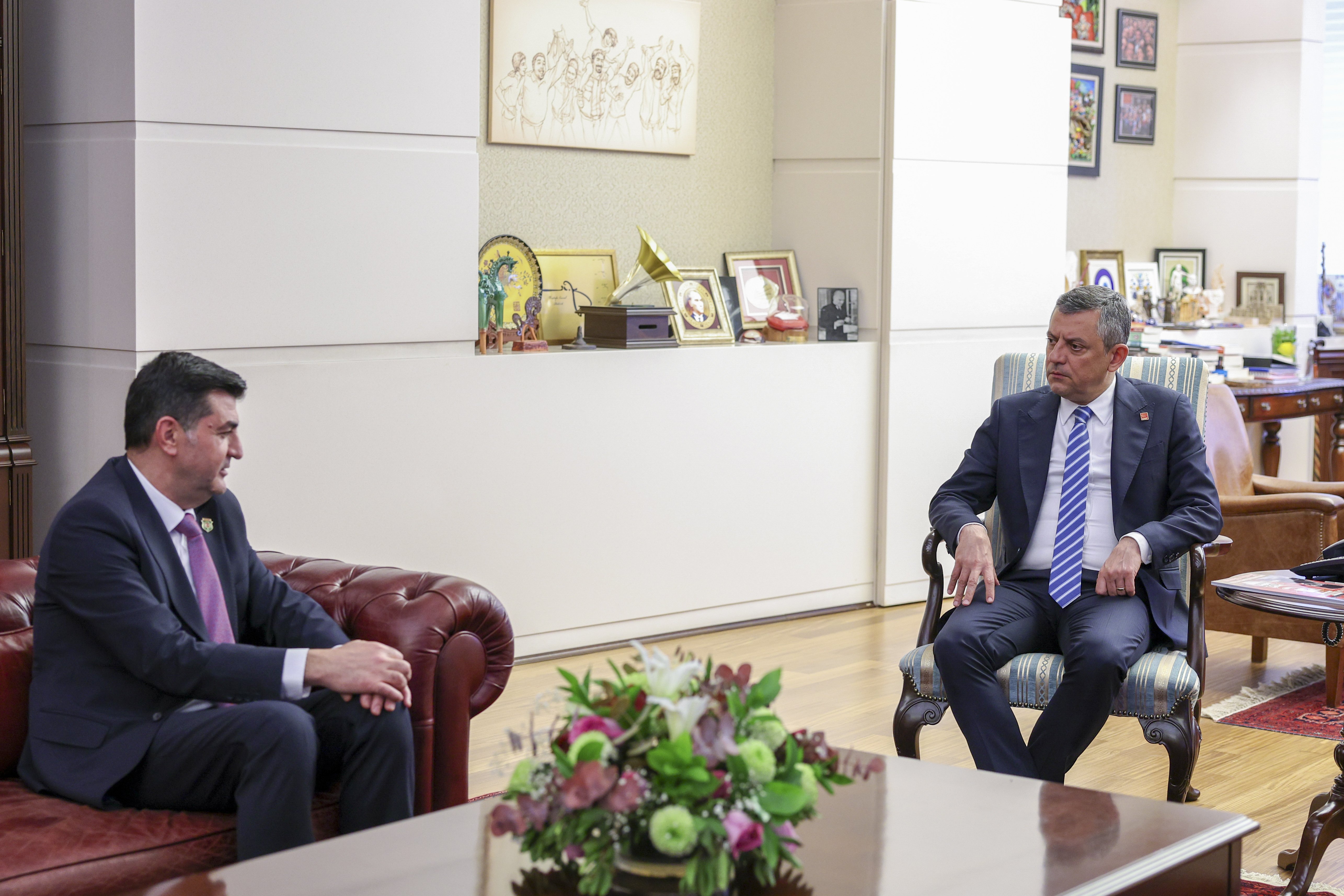 Özgür Özel plaket takdimi şehit dernekleri