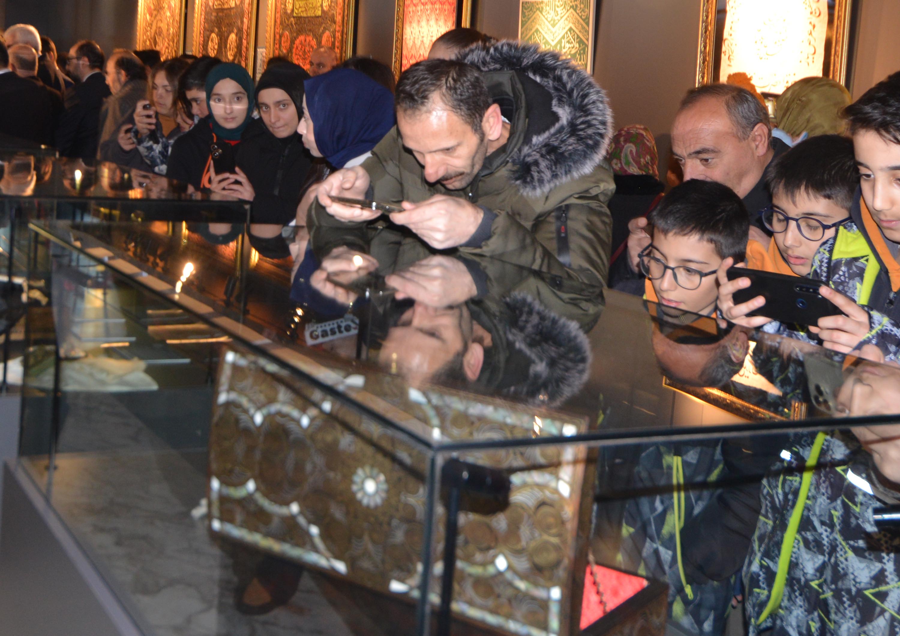 Kutsal Emanetler ve Vakıf Eserleri