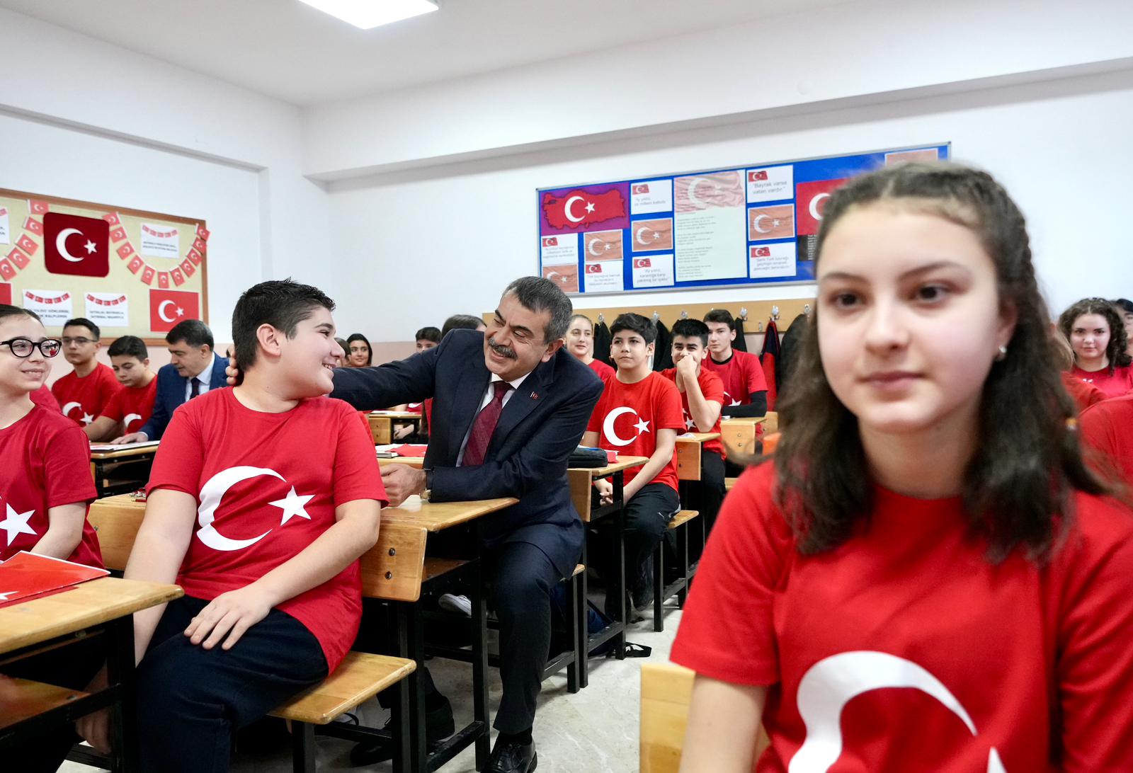 Bakan Tekin sınıfta öğrencilerle