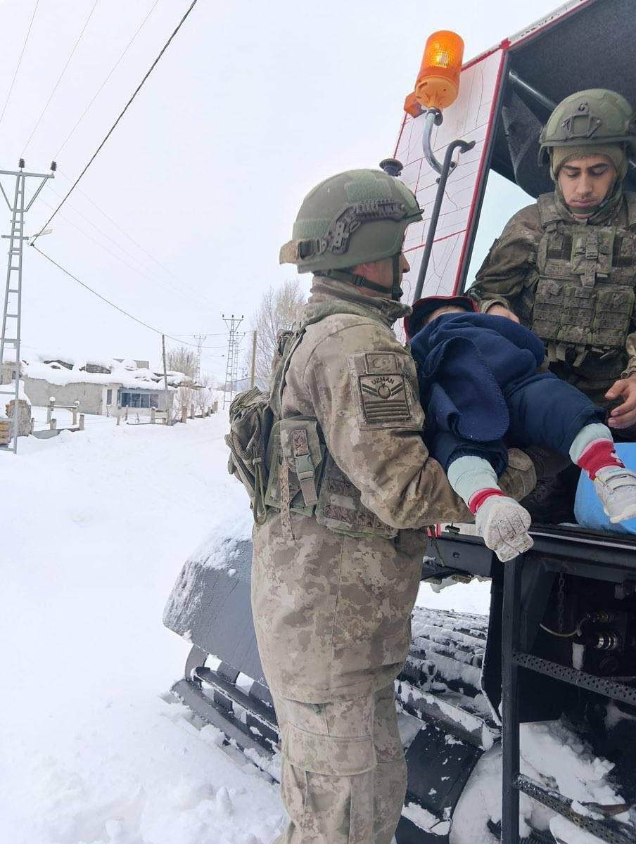 TSK paletli aracı kar altında ilerliyor