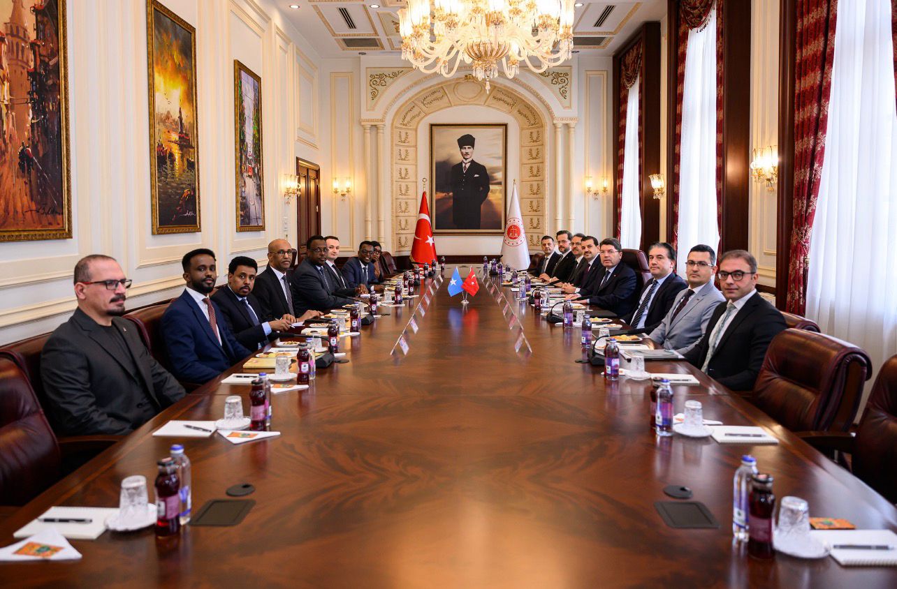 Bakan Yılmaz Tunç ve Somali Adalet Bakanı Sheikhali görüşme masasında