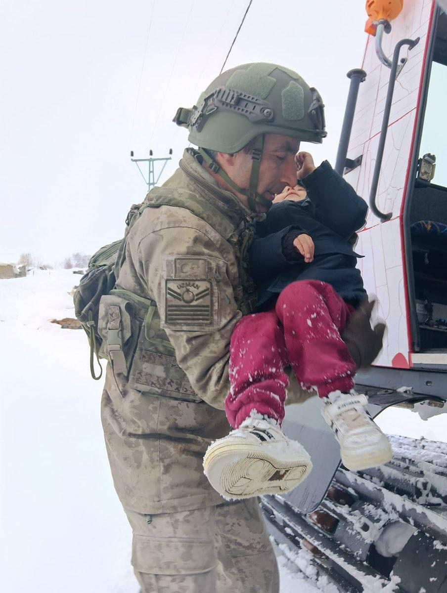 Mehmetçik paletli araçla hasta çocukları taşıyor