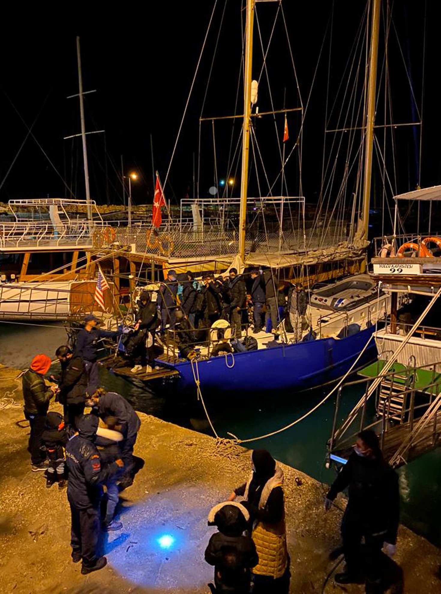 Kurtarılan Göçmenler Sahile Çıkarılıyor