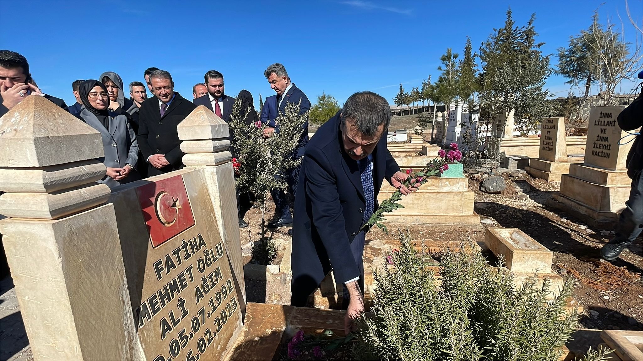 Bakan Tekin depremzede aileyi ziyaret ediyor