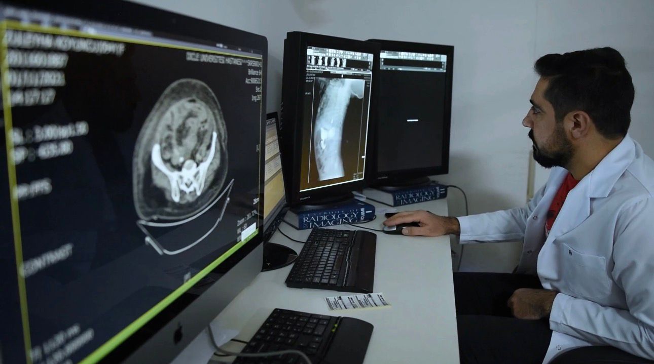 Dicle Üniversitesi Hastanesi poliklinik koridoru