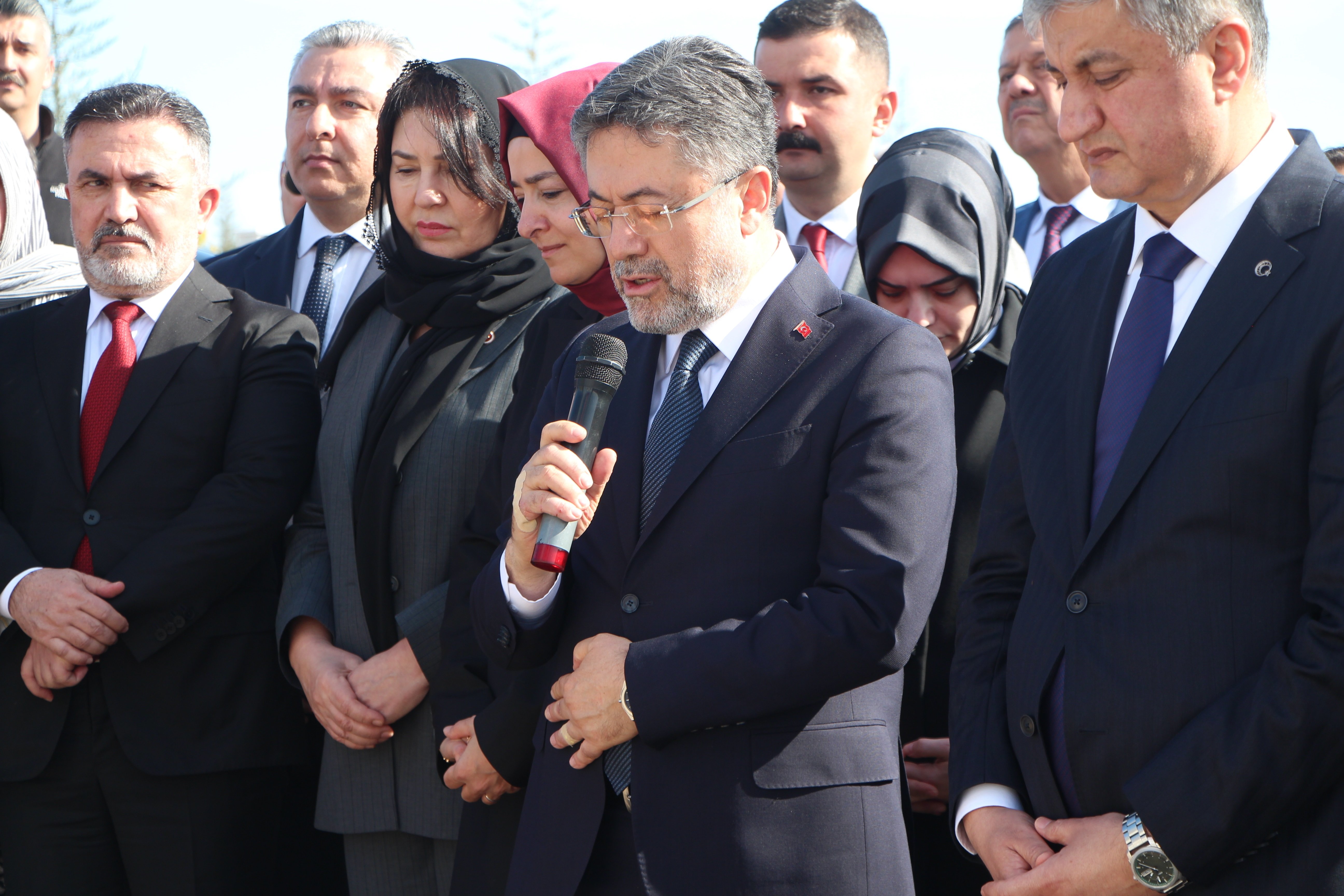 Bakan Yumaklı Depremde Hayatını Kaybedenler İçin Dua Ediyor