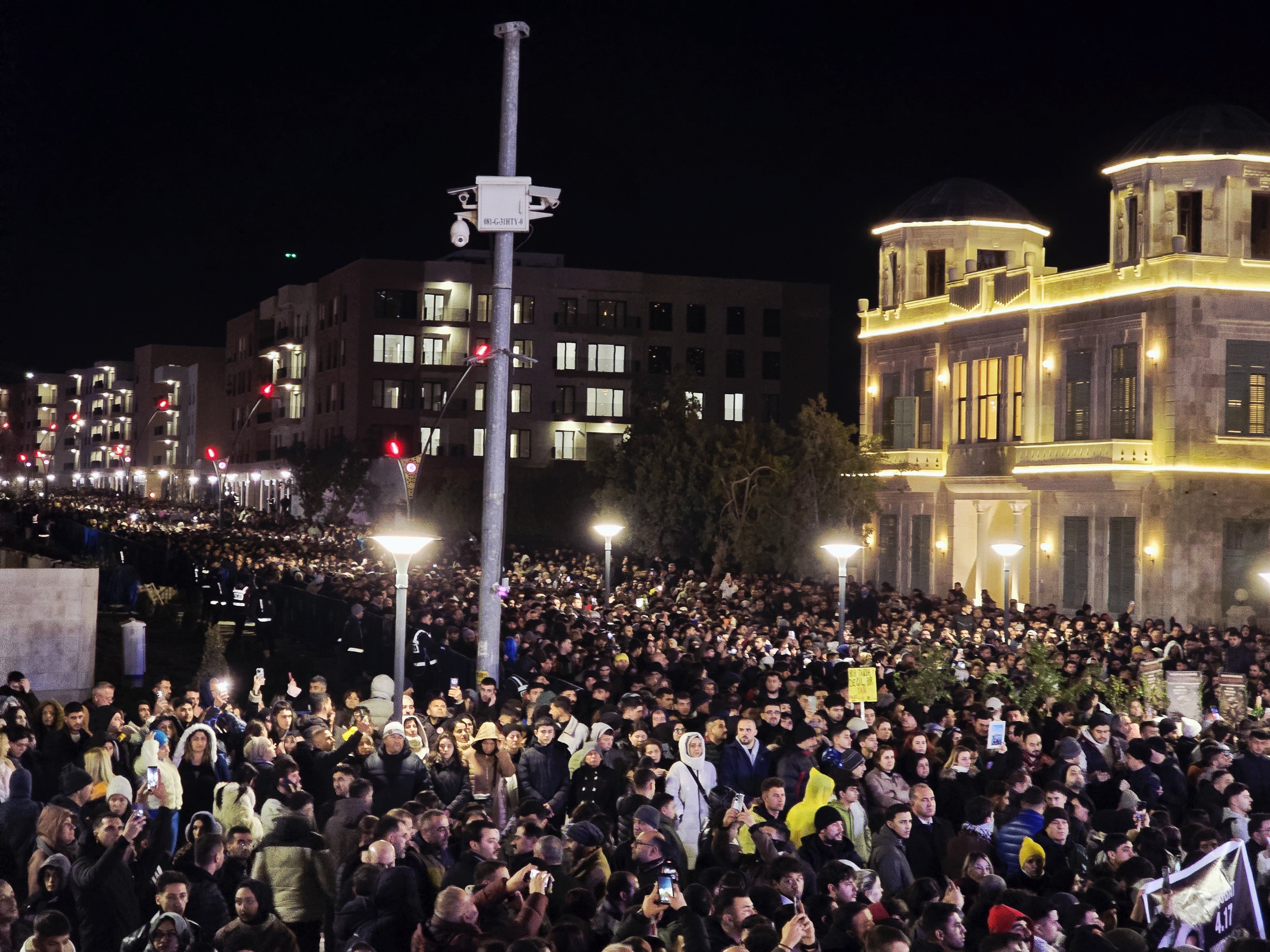 Hatay Asi Nehri karanfil bırakma