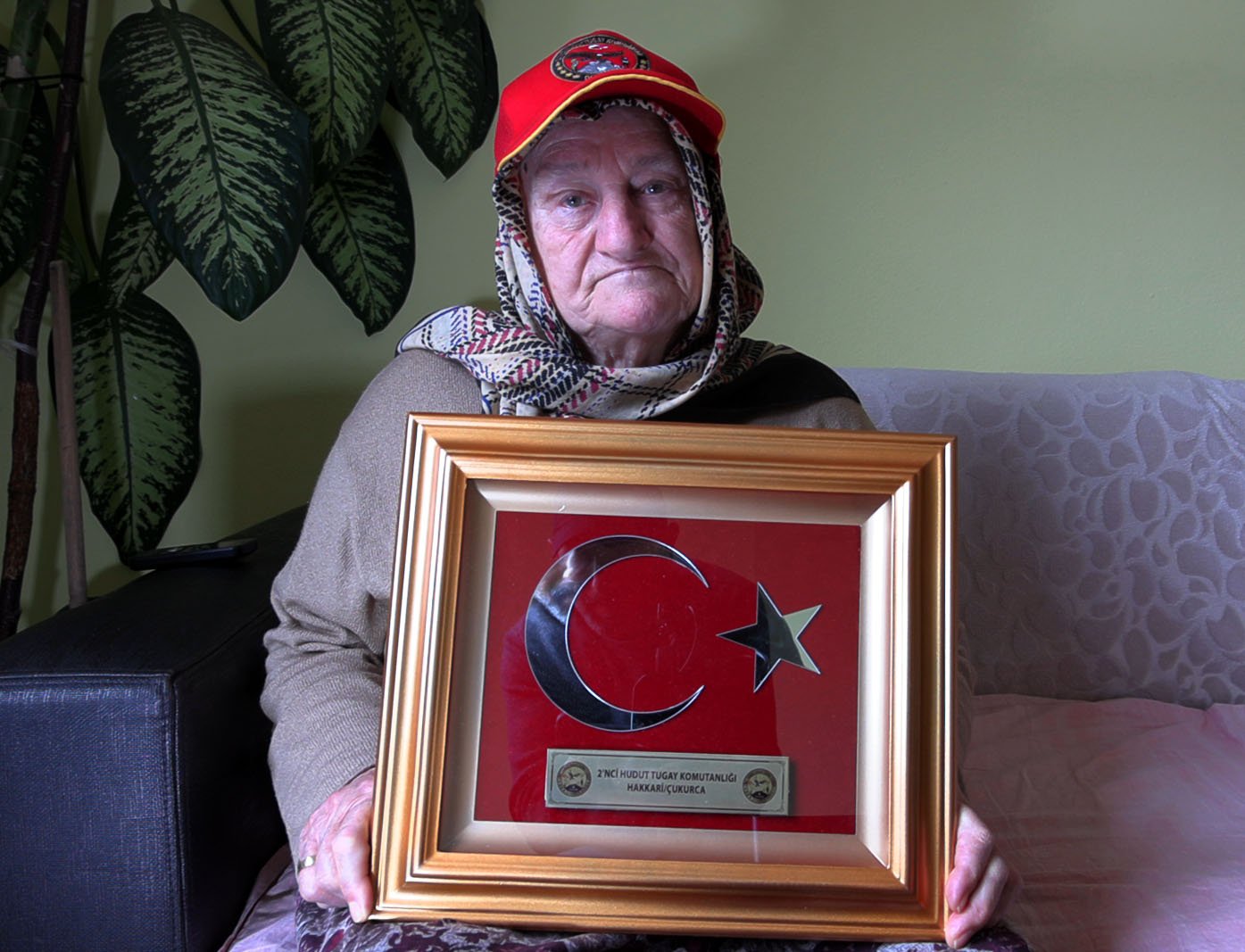 Hamide Anne Örgü Örerken