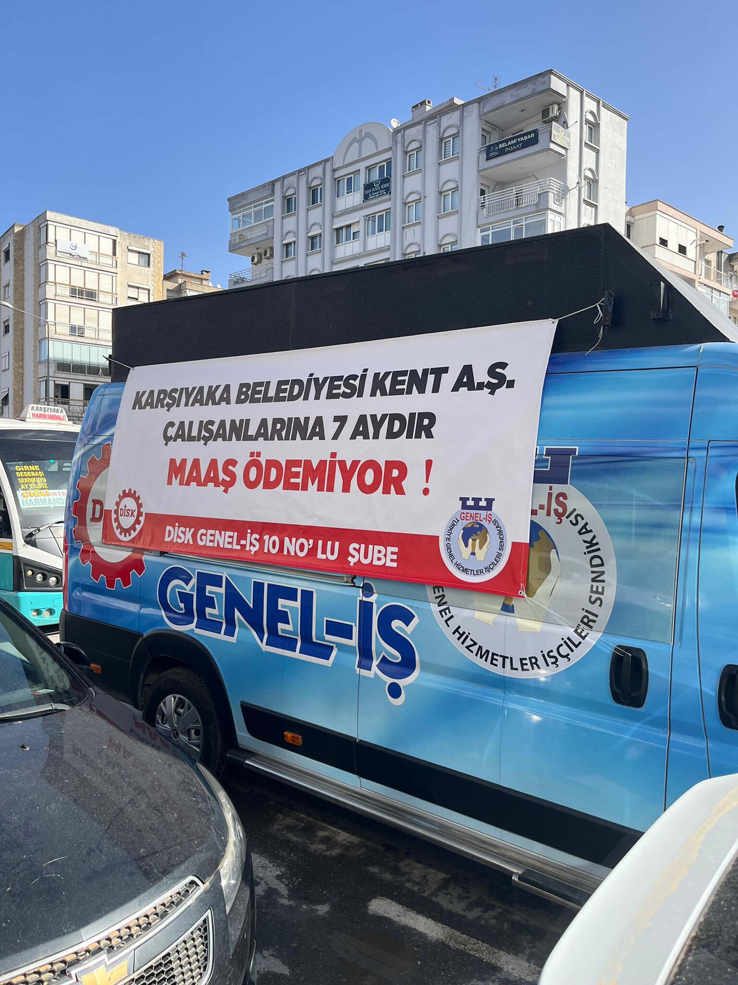 Karşıyaka Belediyesi işçileri bildiri dağıtıyor
