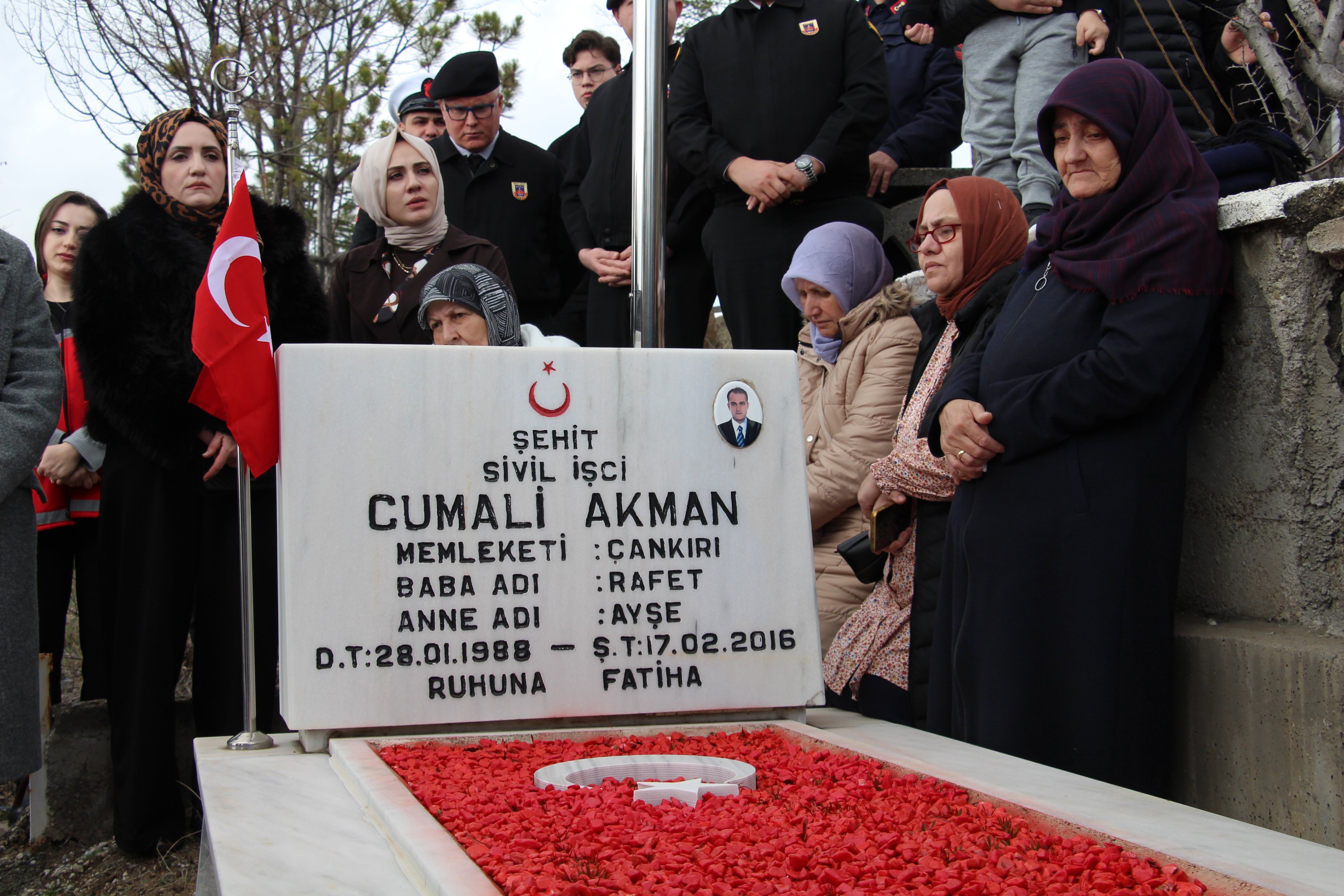 Şehitler için dua ediliyor