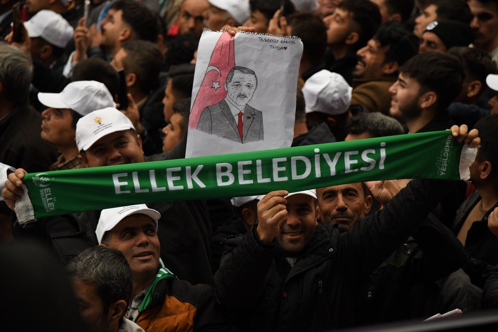 Deprem anma töreni kalabalığı