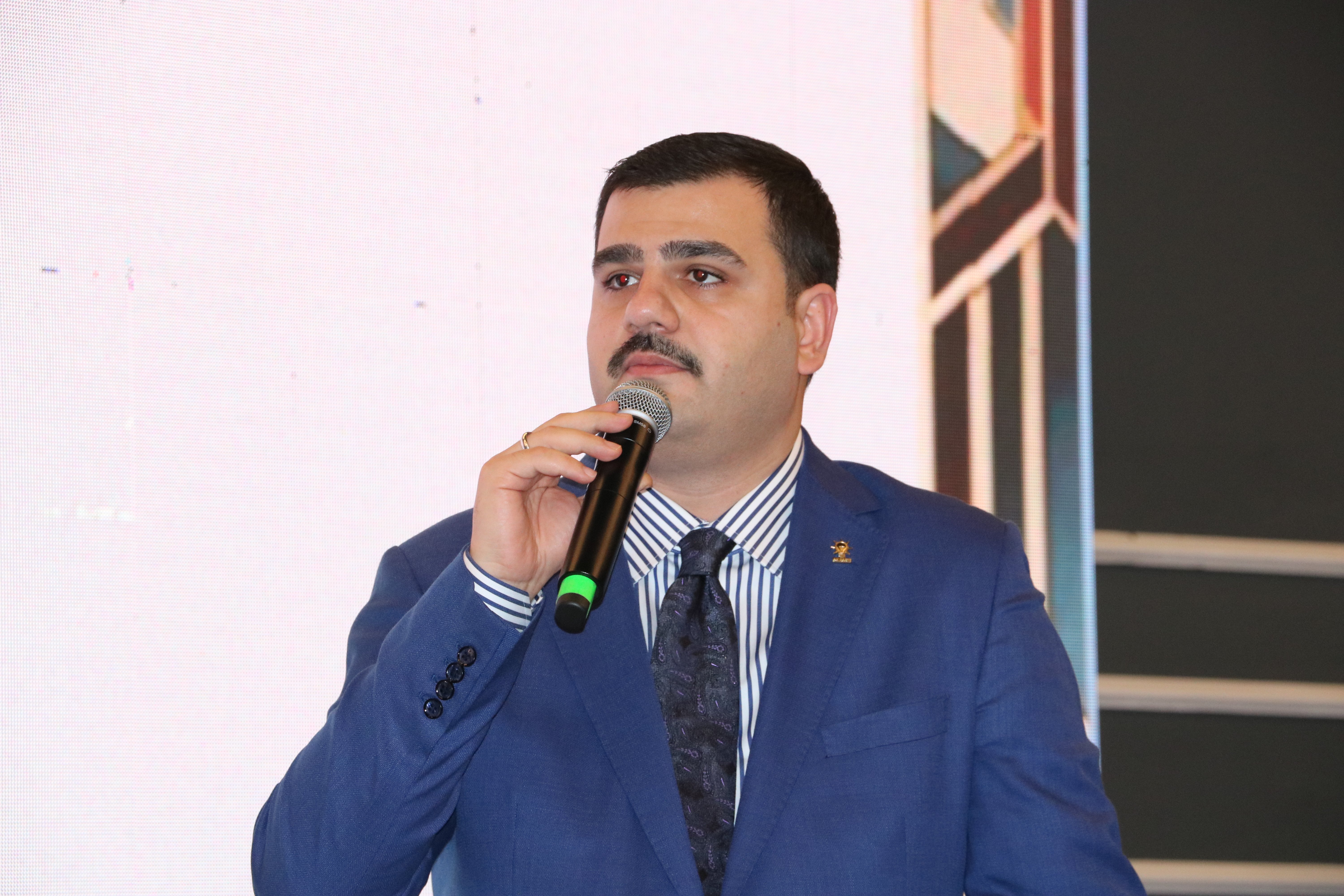 Eyyüp Kadir İnan konuşma yapıyor