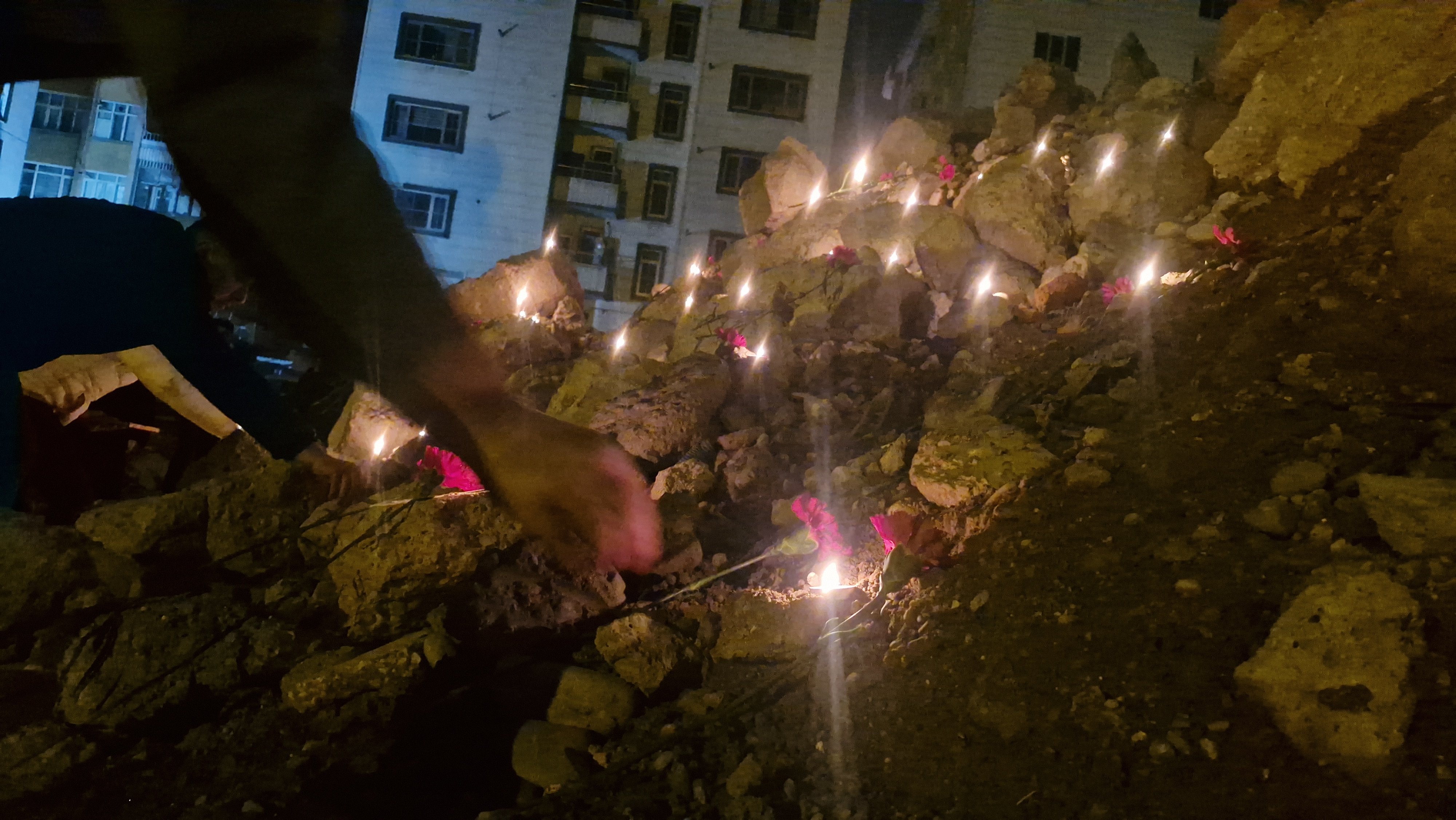 Depremde hayatını kaybedenler için karanfil bırakıldı