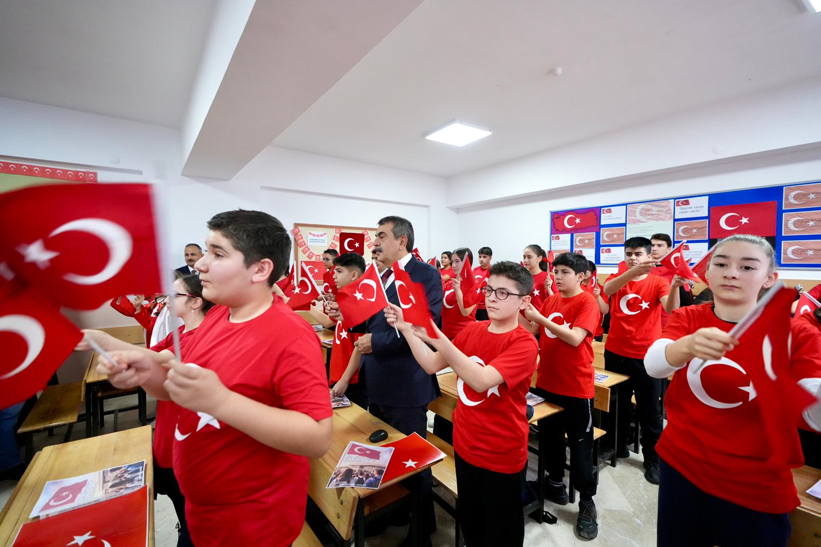 Bakan Tekin açıklama yapıyor