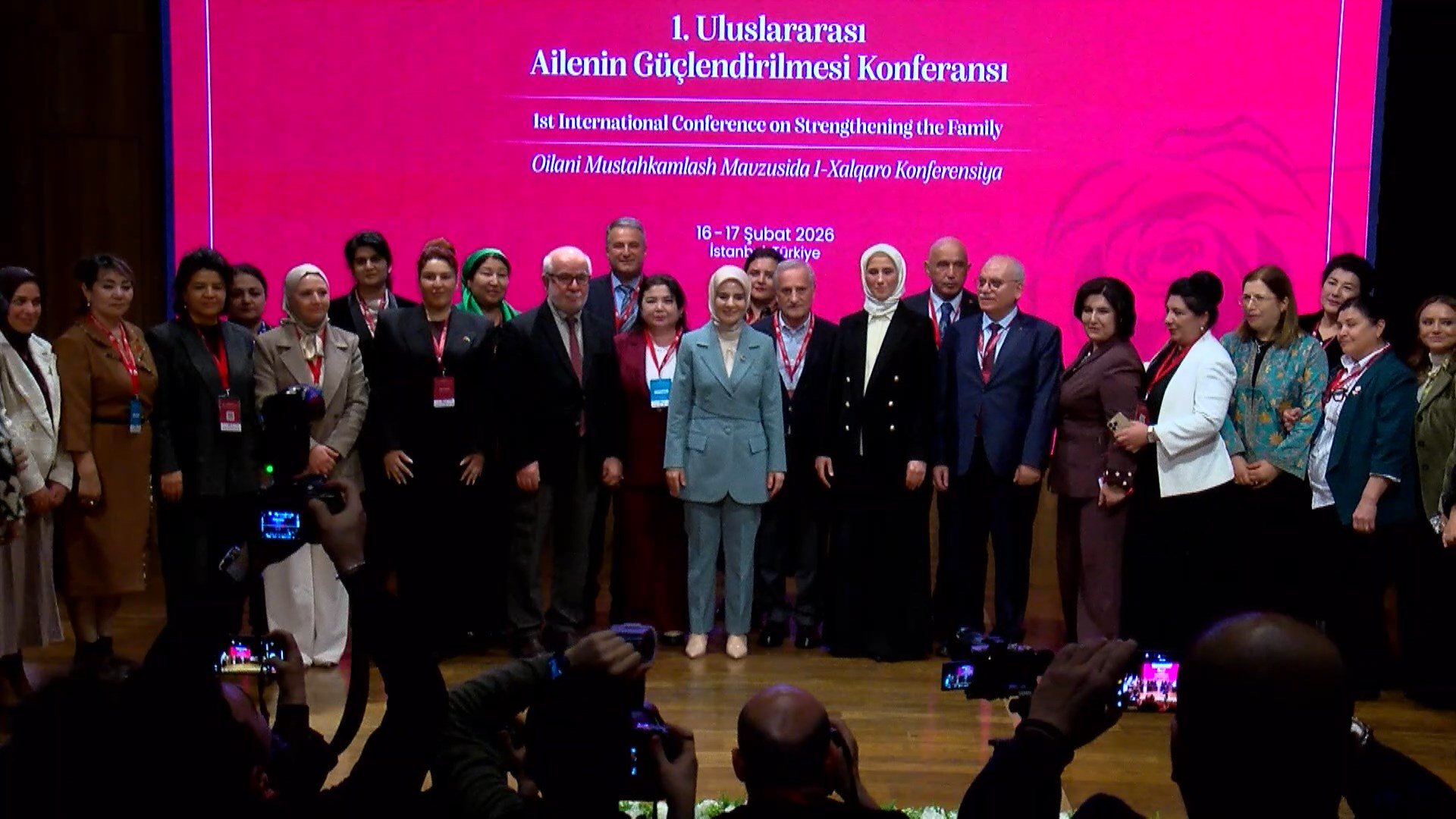 Bakan Mahinur Özdemir Göktaş konferansta konuşuyor