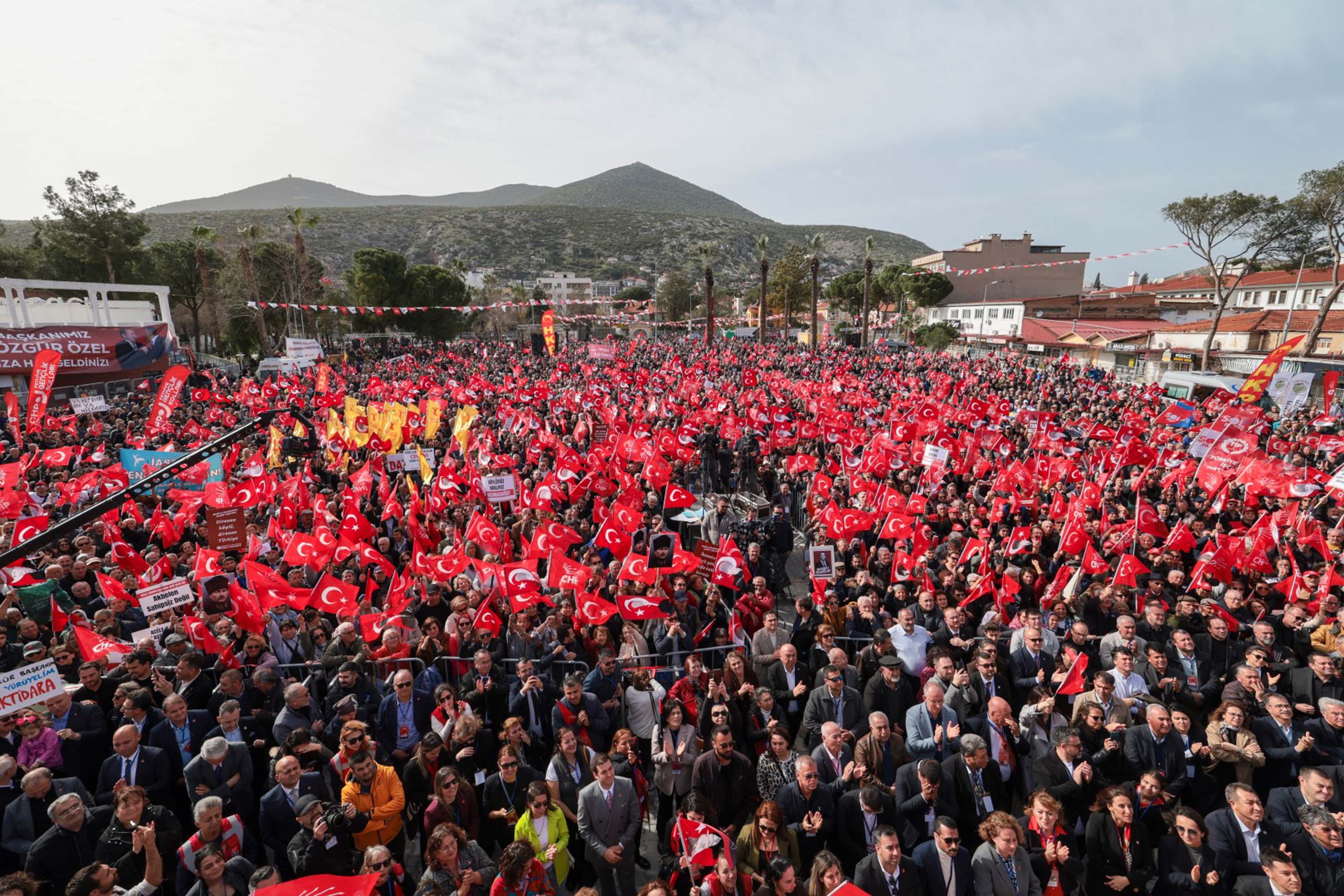 Özgür Özel ve CHP