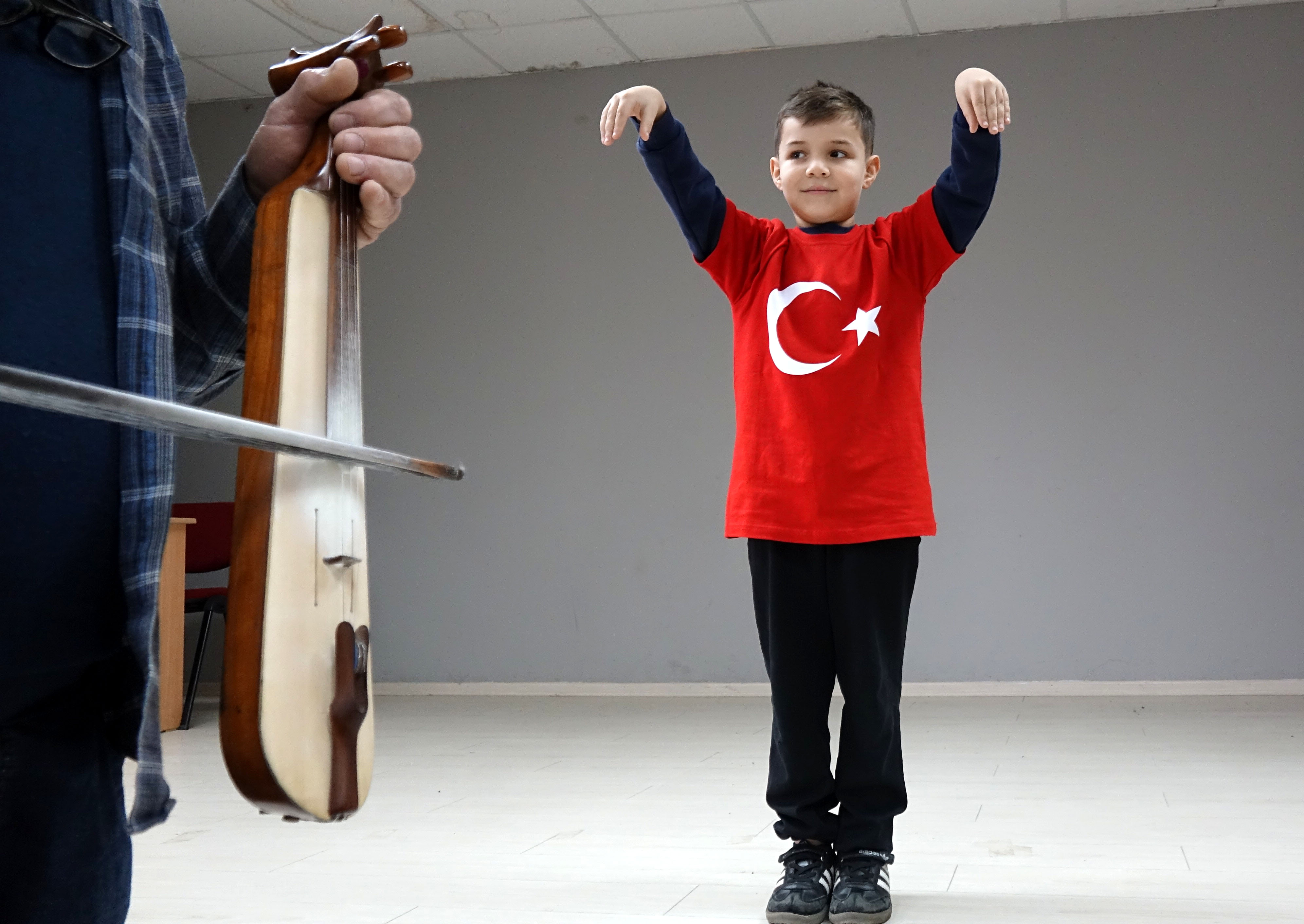 Emine Erdoğan horon izlerken