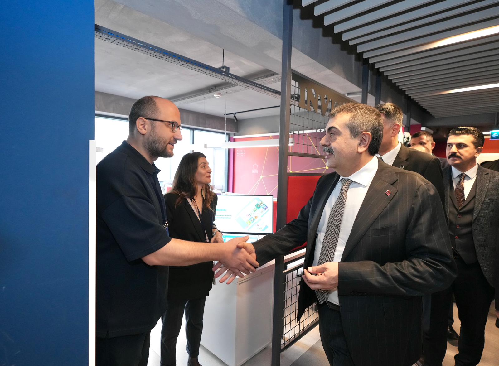 Bakan Tekin girişimcilerle sohbet ediyor