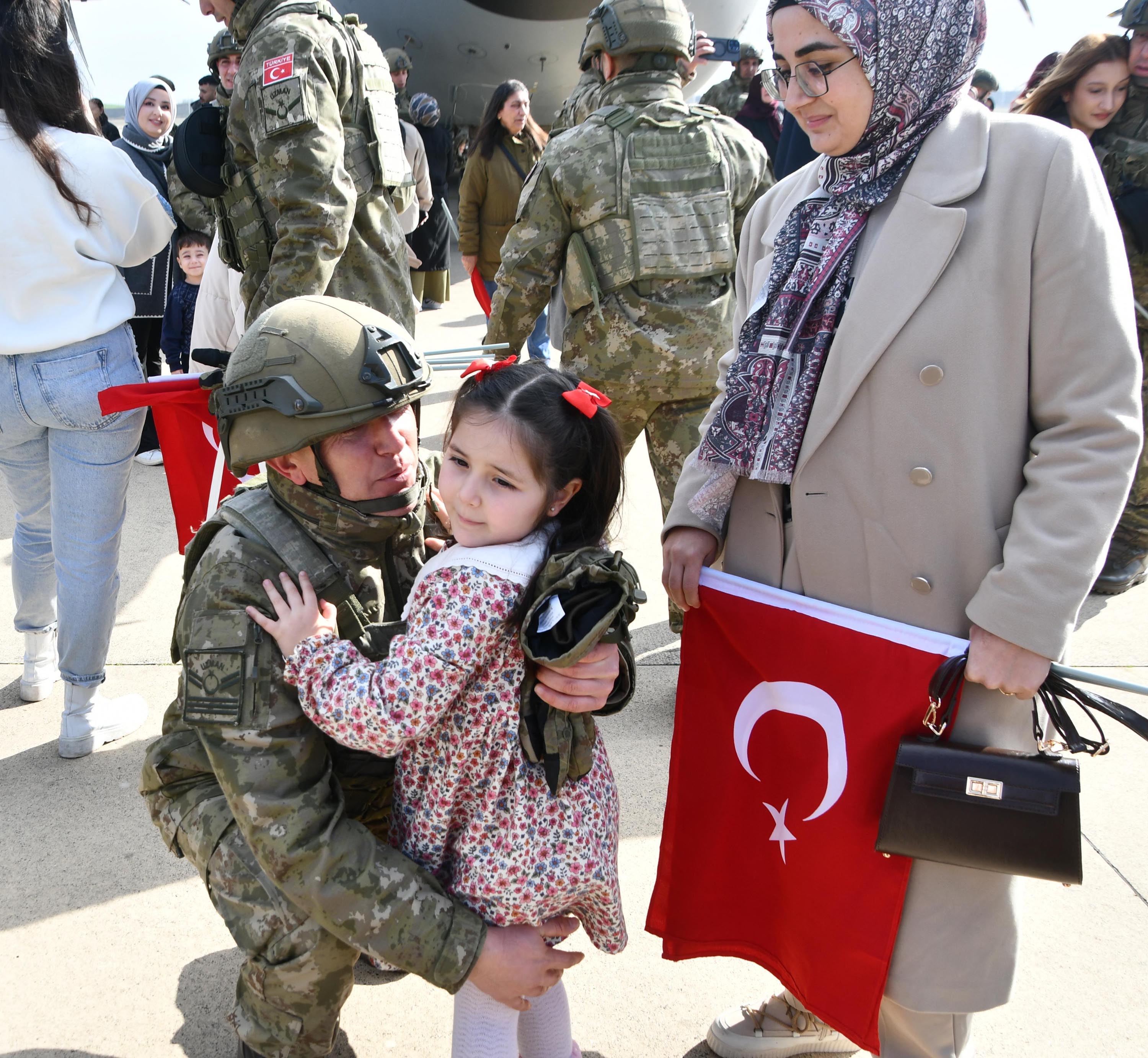 NATO Tatbikatına Gidecek Asker Ailesiyle Vedalaşıyor