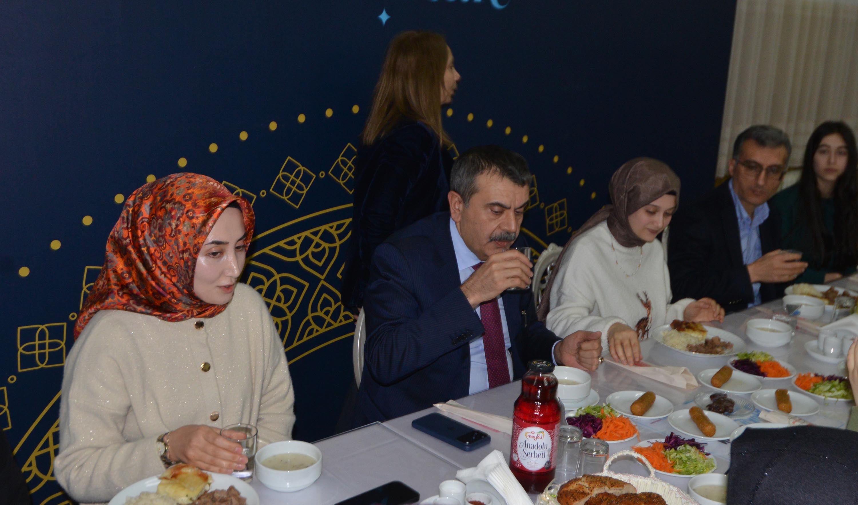 Bakan Tekin okul ziyareti