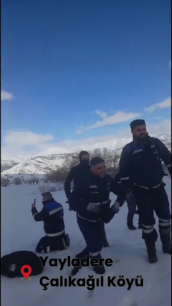 helikopterle elektrik ekibi taşınması