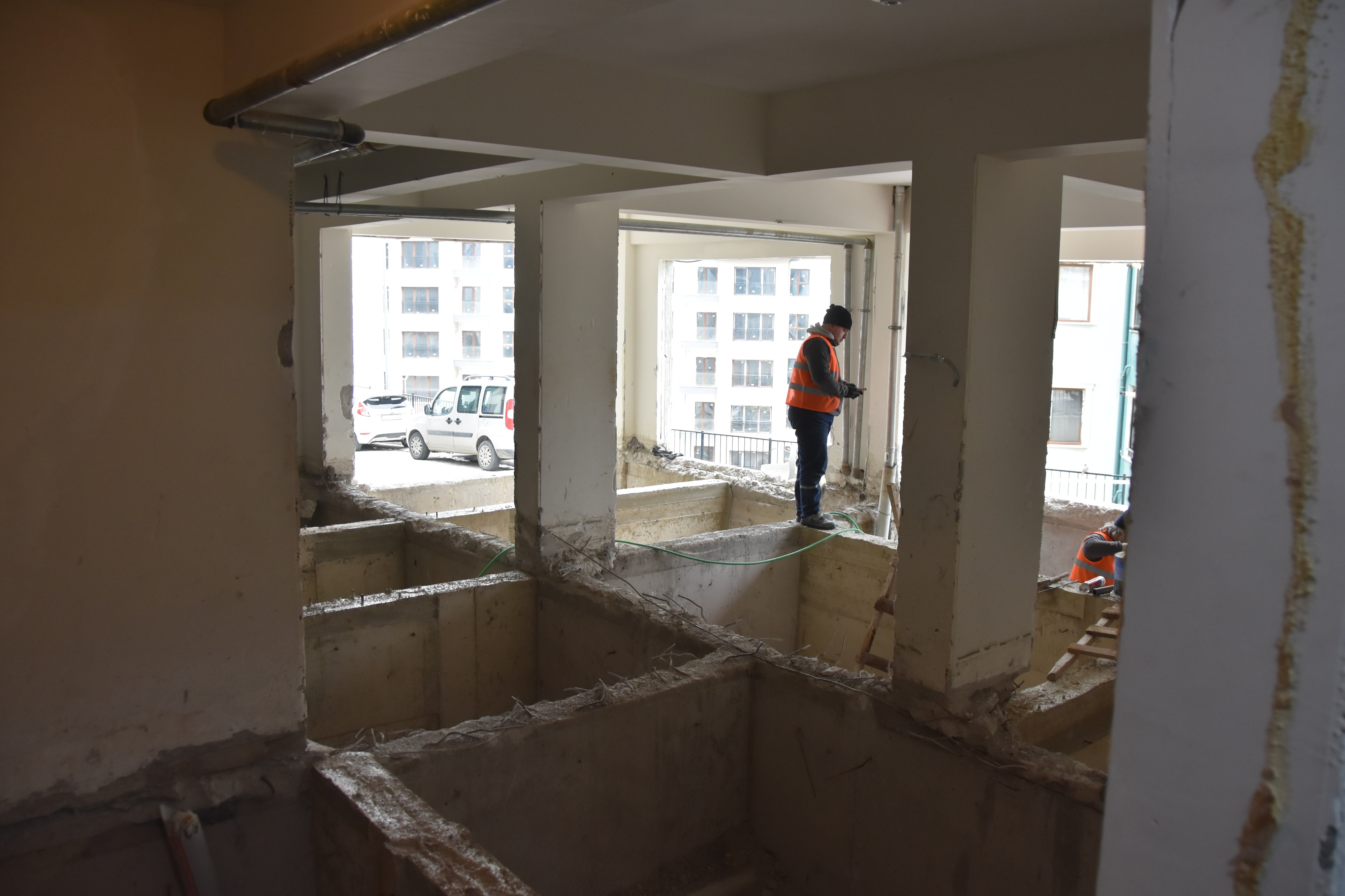 Depreme dayanıklı bina zemin uygulaması