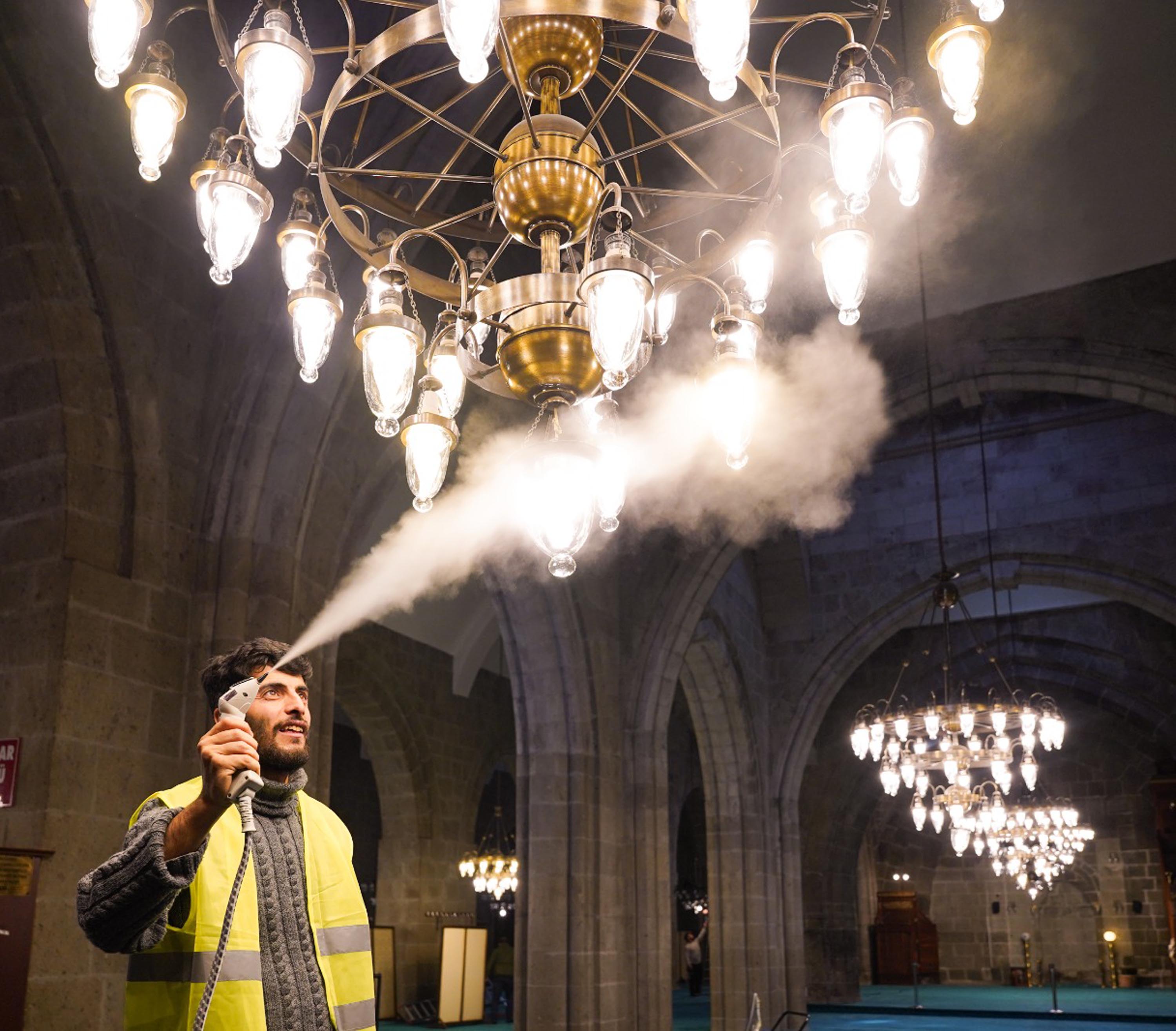 Cami dezenfeksiyon çalışması Erzurum