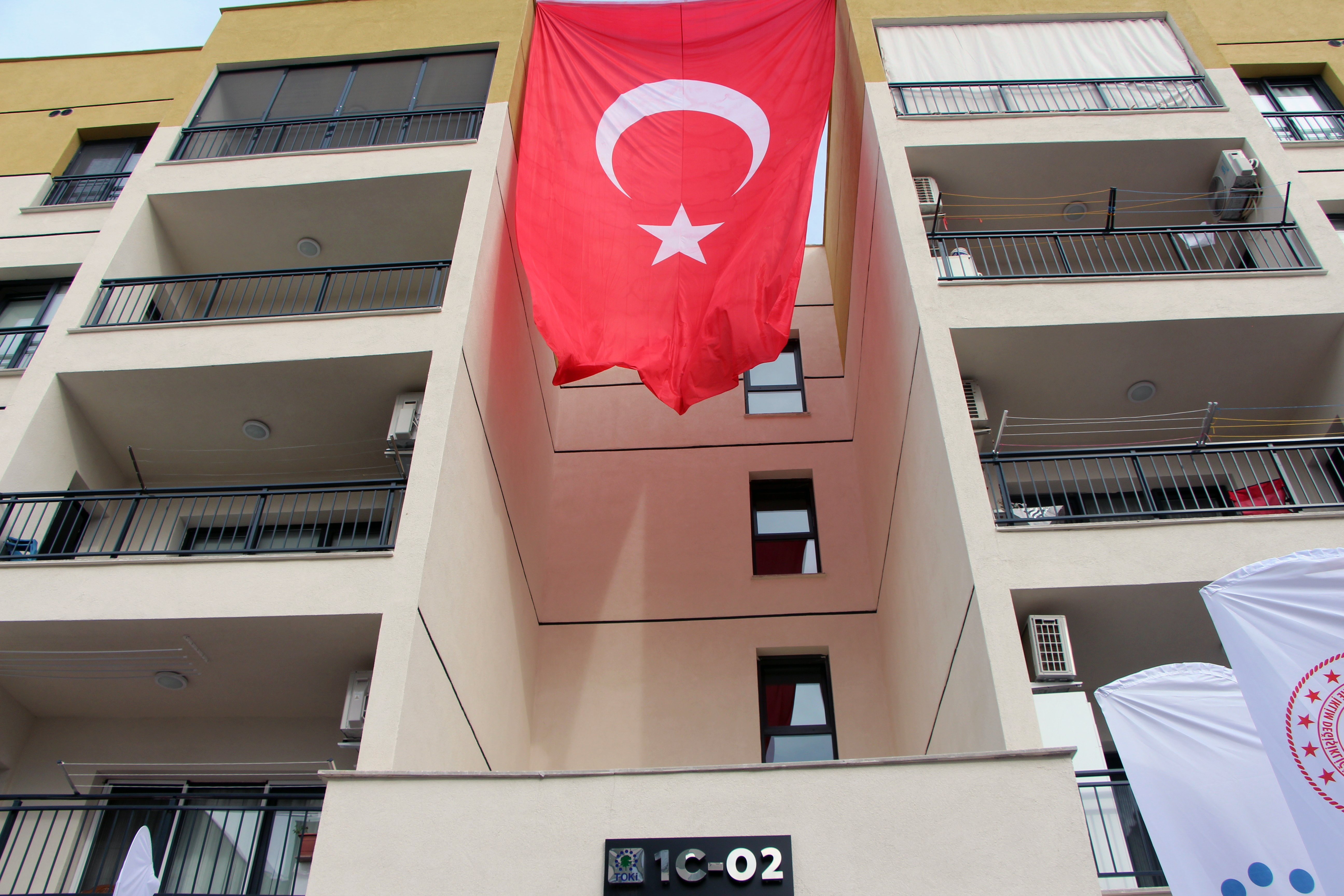 Bakan İbrahim Yumaklı depremzede çocuklara hediye veriyor