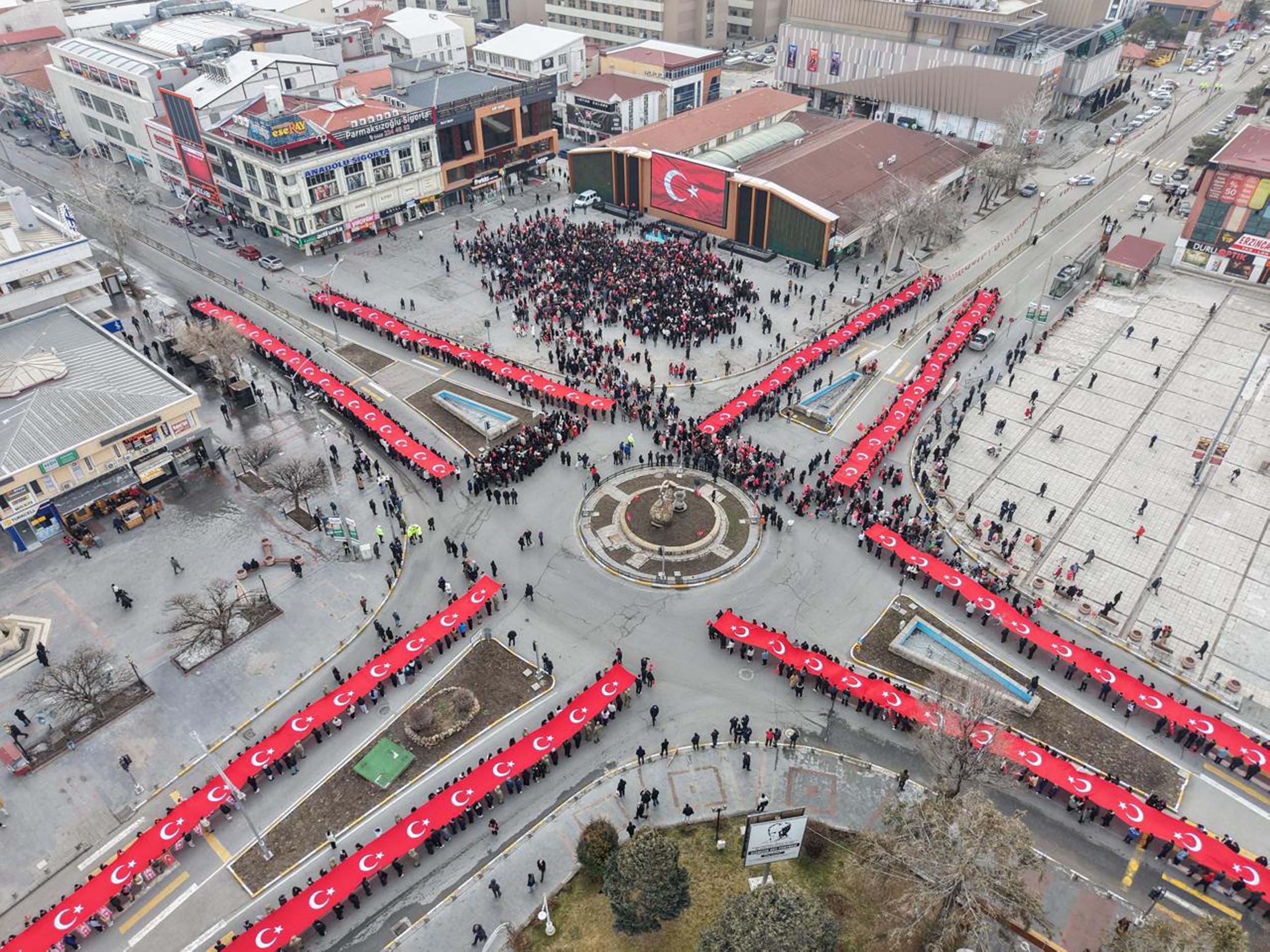 Erzincan Bayrak Yürüyüşü Saygı Duruşu