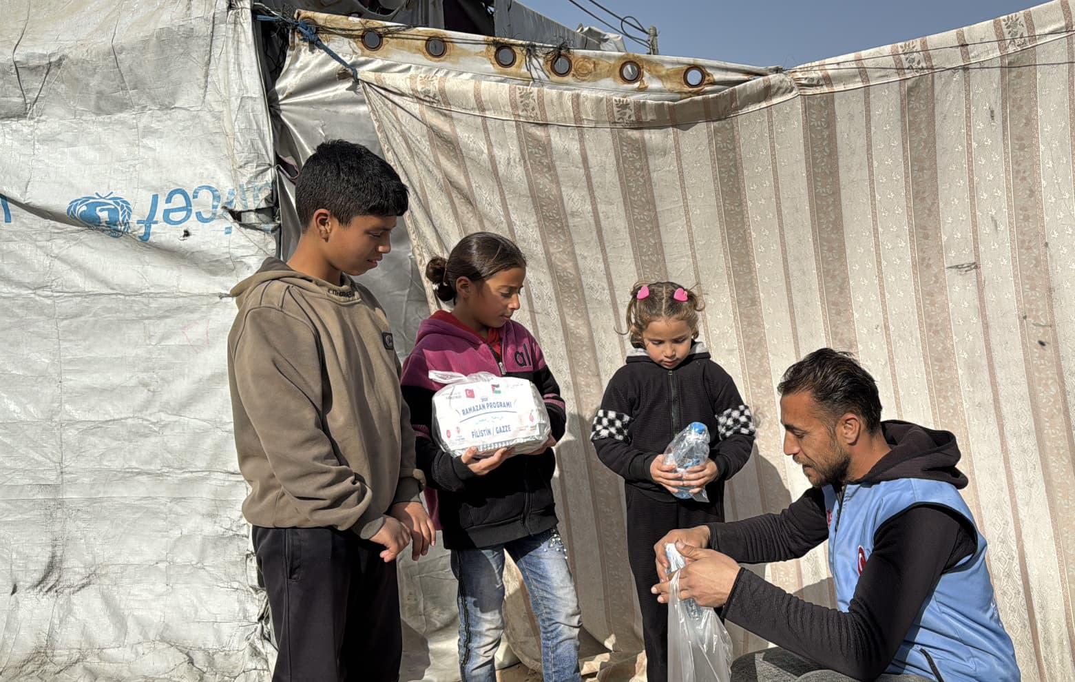 Gazze iftar paketi dağıtımı Türkiye yardımı