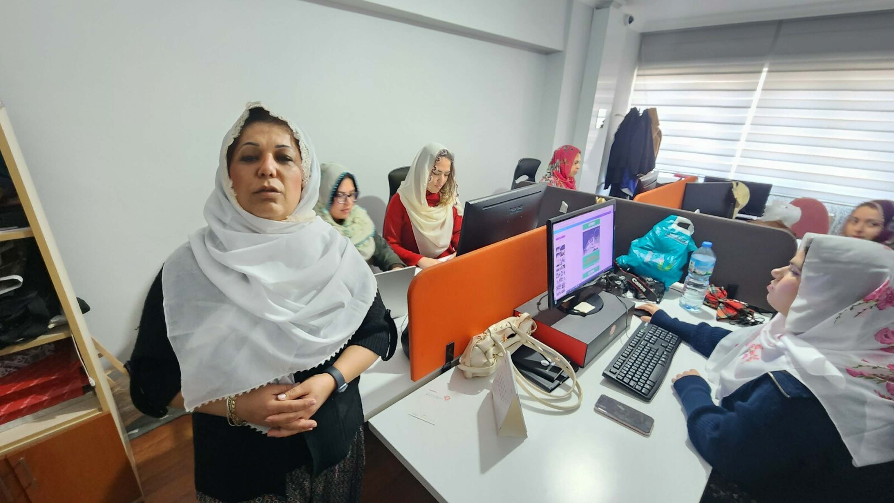 Kadın Gazeteciler Yöresel Kıyafetleriyle Çalışıyor