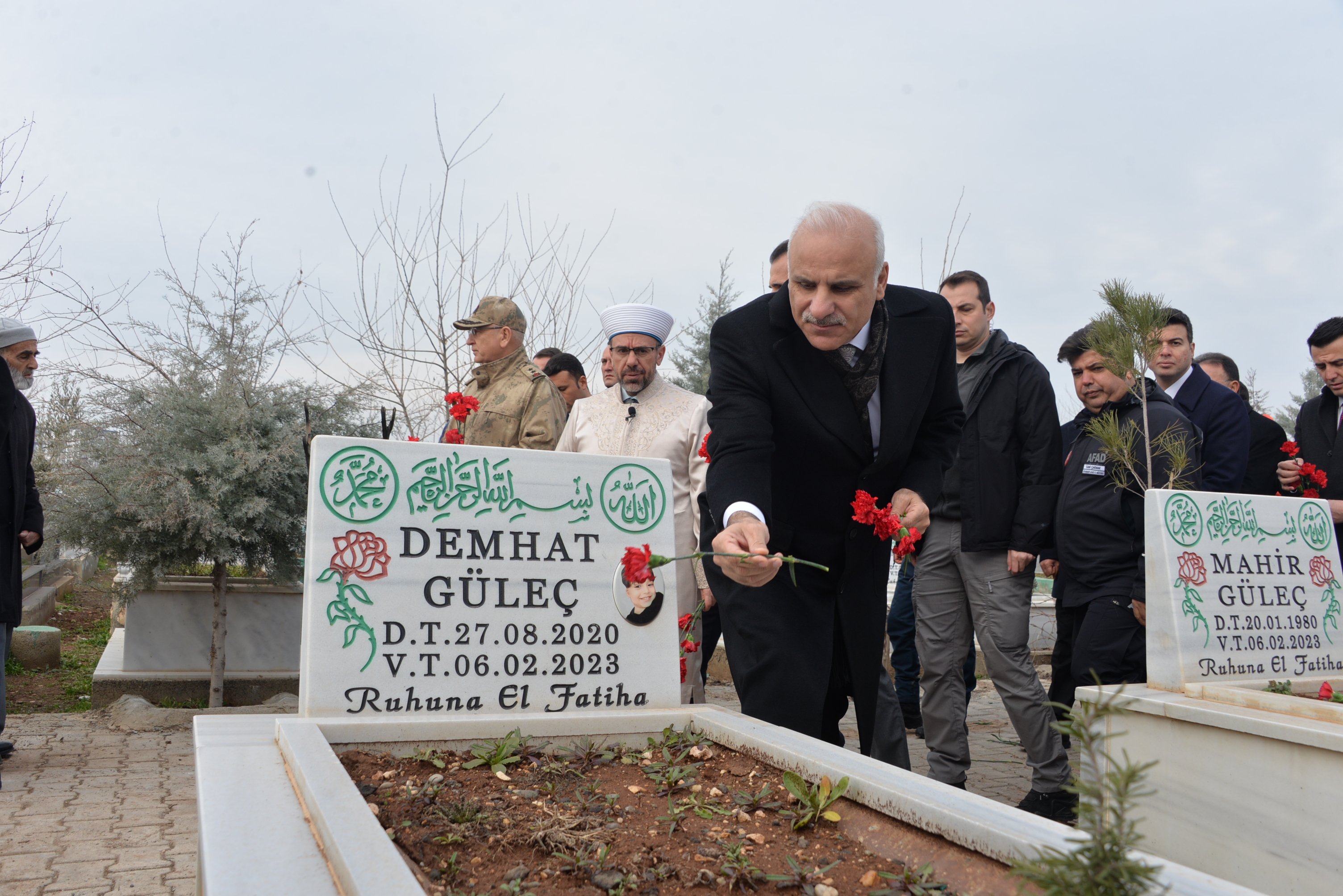 Mezarlıkta dualar ediliyor