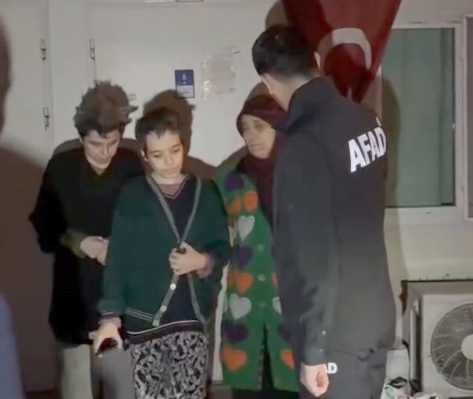 İslahiye Kaymakamlığı ekipleri depremzedelerle ilgileniyor