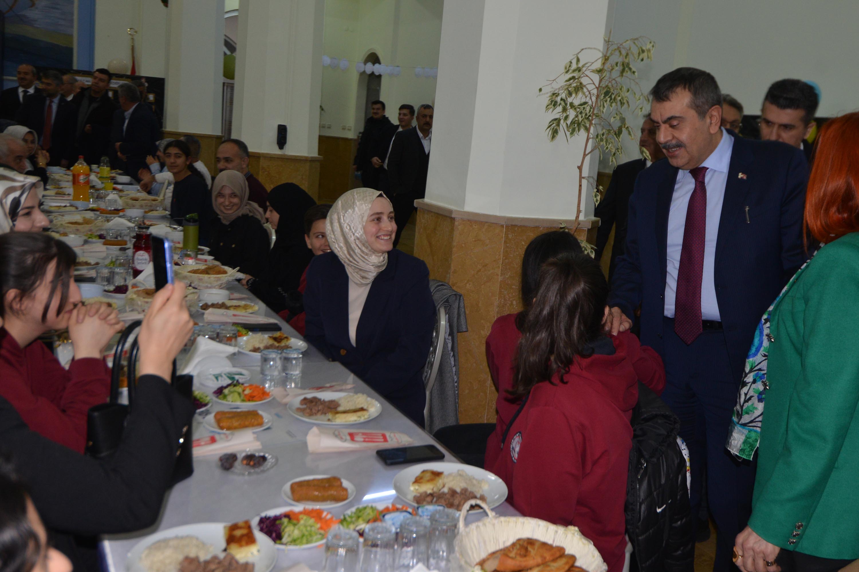 Milli Eğitim Bakanı öğrencilerle