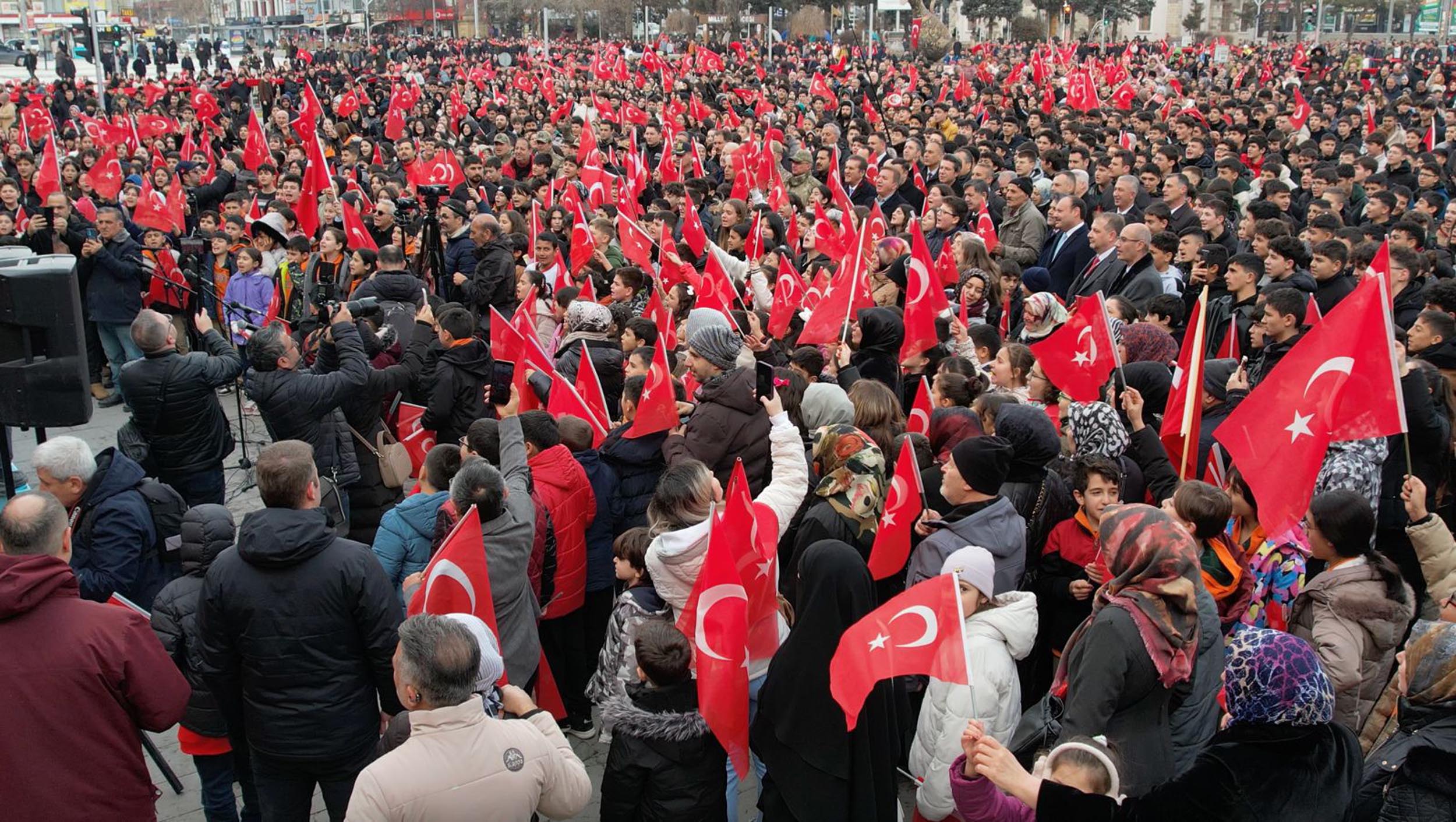 Erzincan Öğrenciler Bayrak Yürüyüşü