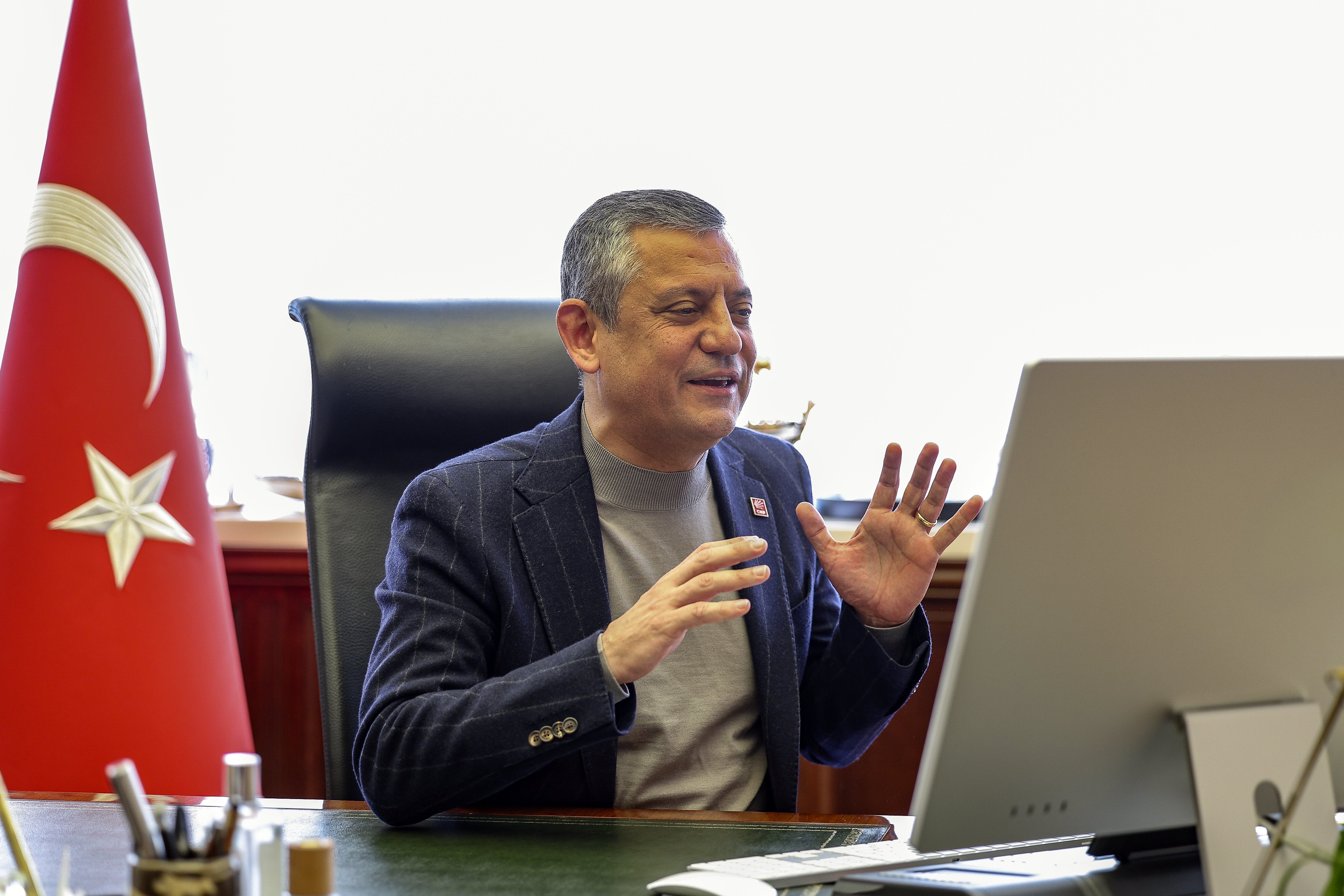 Özgür Özel Atatürk Büstü Öğrenciler