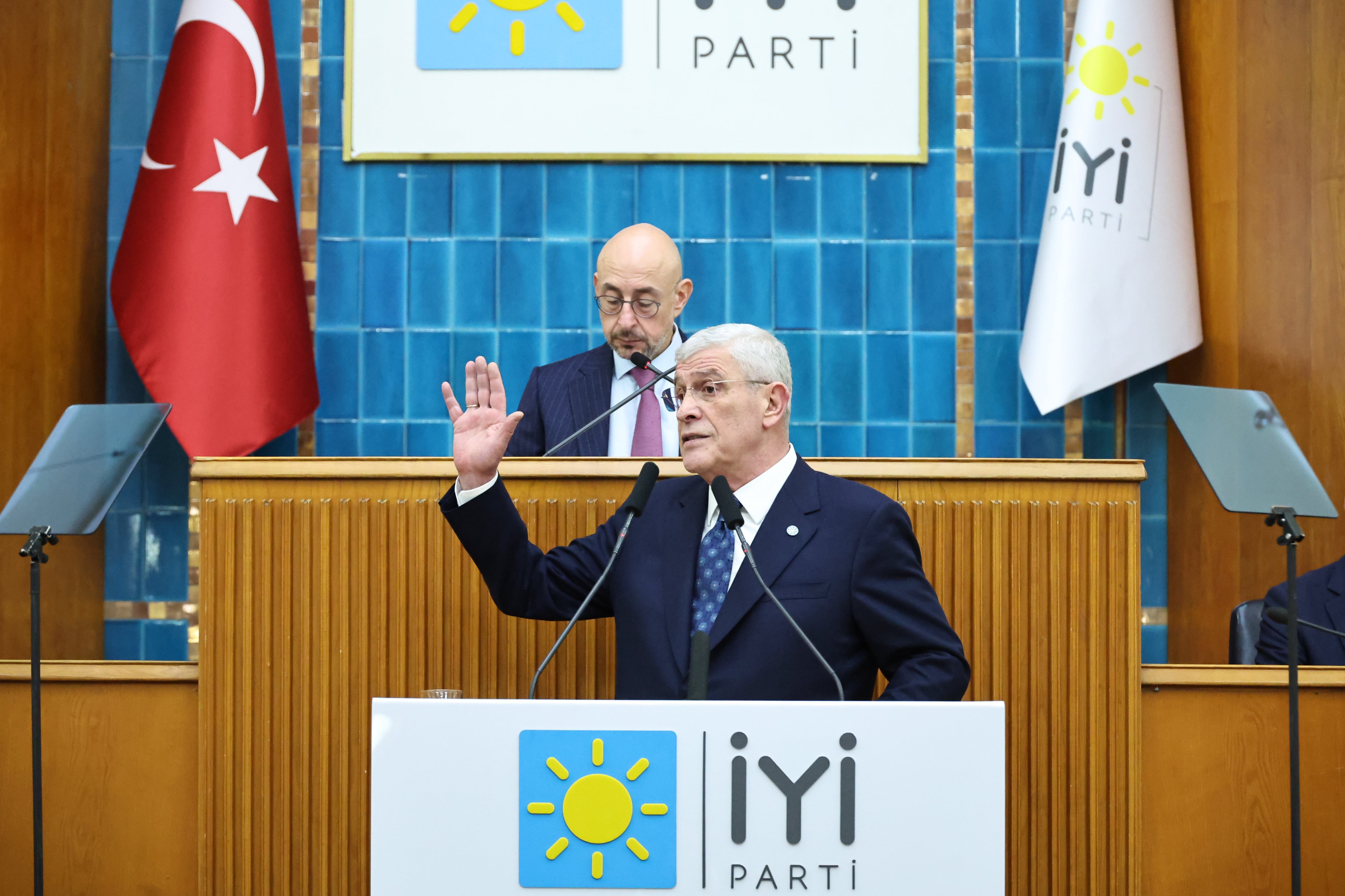 Müsavat Dervişoğlu TBMM koridorlarında