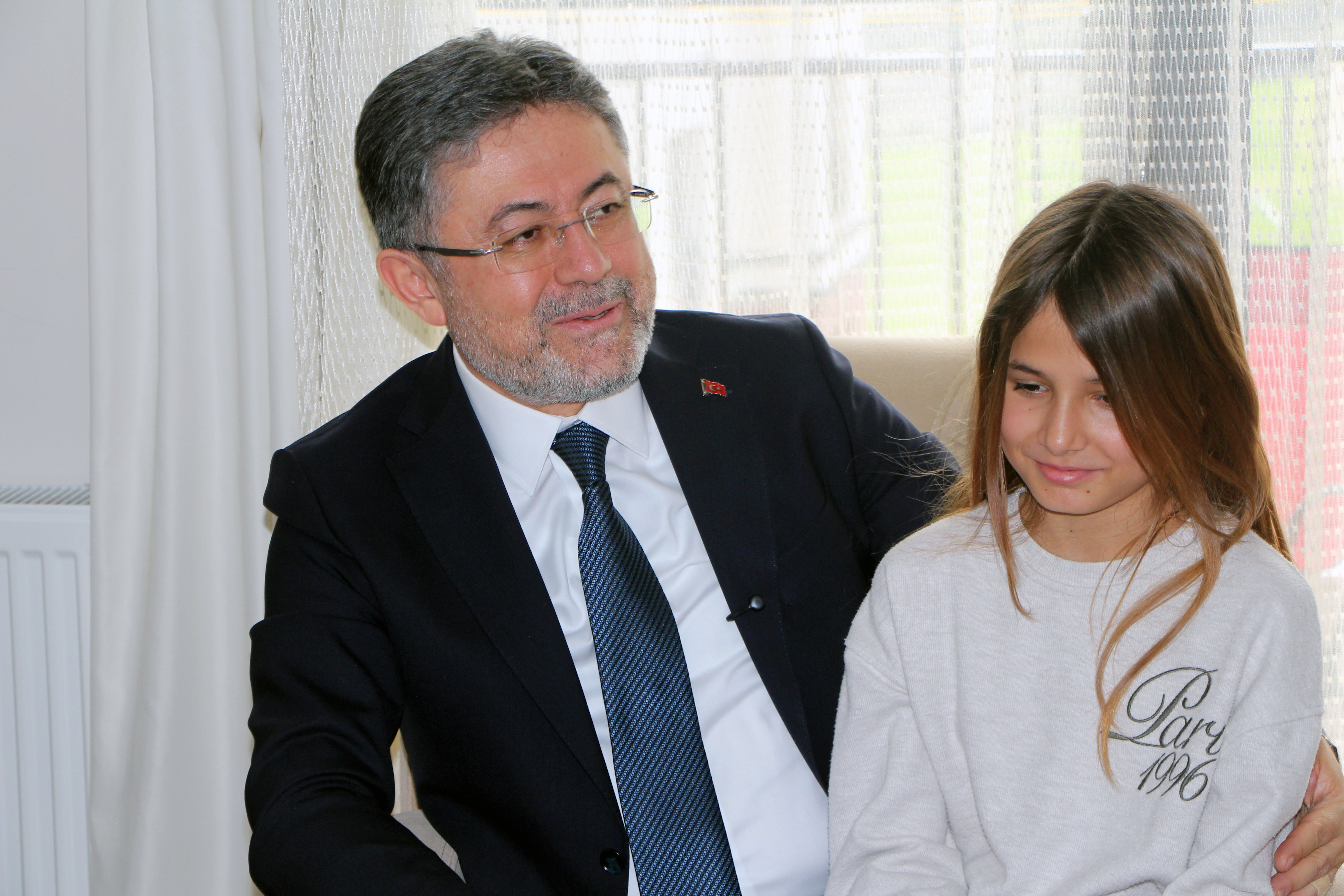 Bakan İbrahim Yumaklı depremzede aileyi ziyaret ediyor