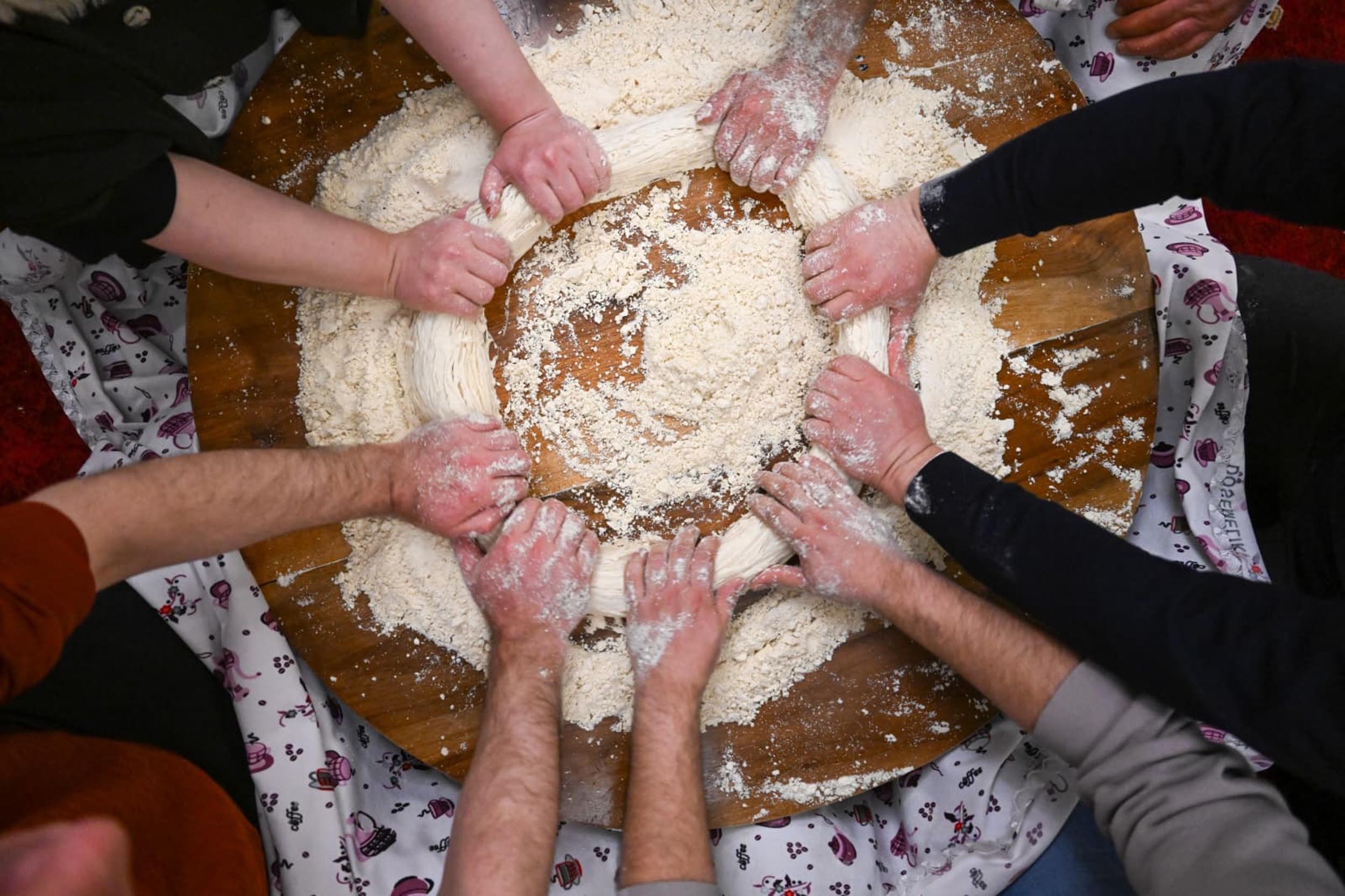 Vali Mustafa Çiftçi tel helva yapımında