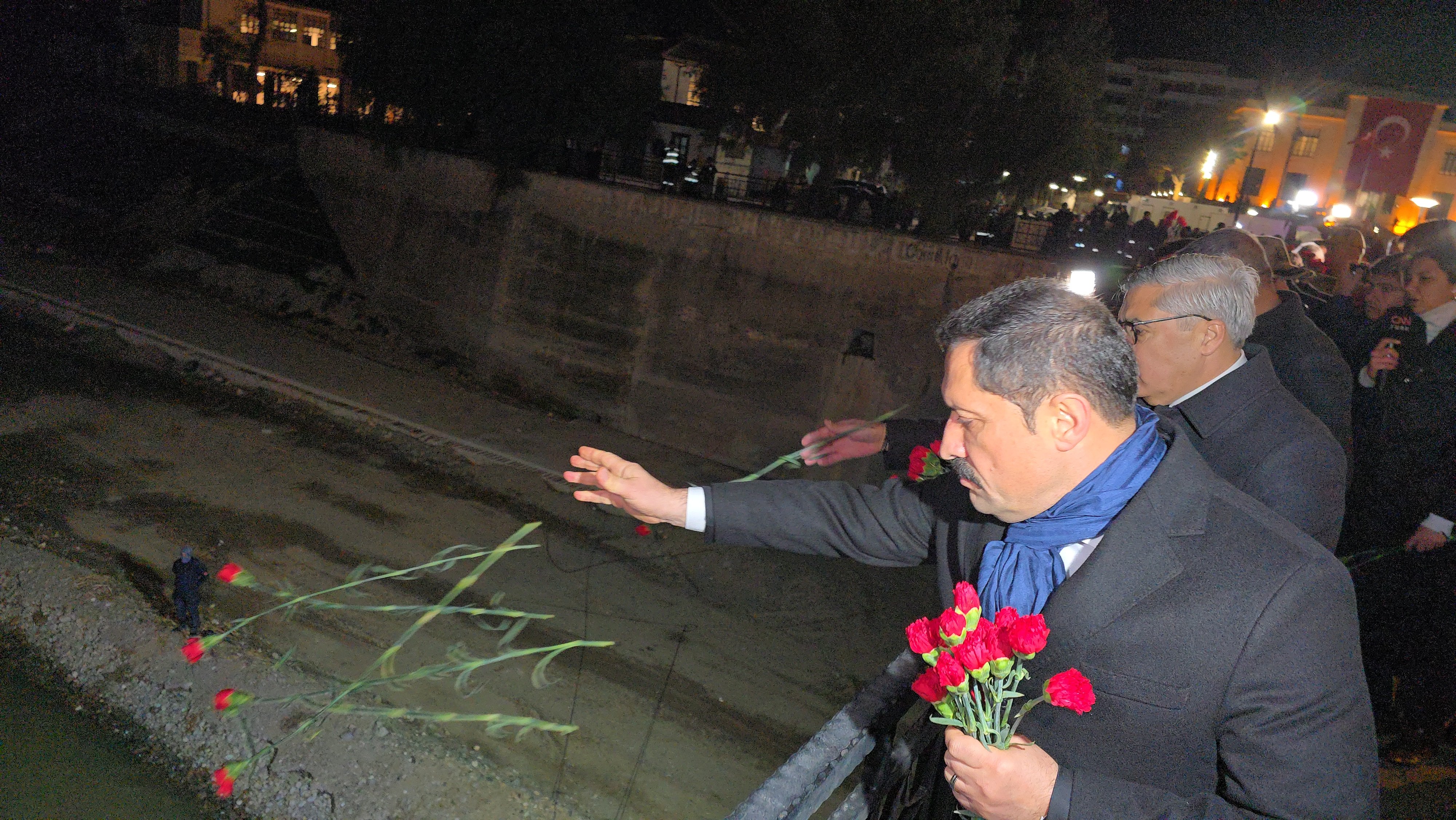 Hatay deprem anması karanfil detay