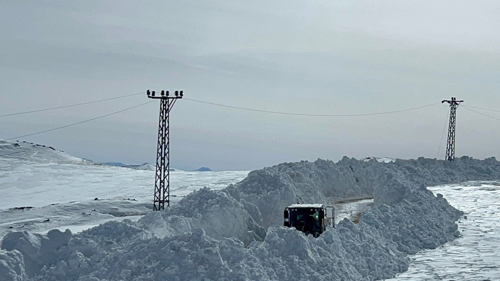 Esendere askeri üs yolu açıldı