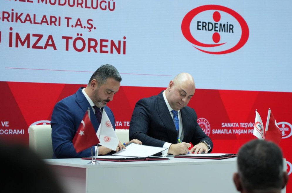 Serdar Başoğlu ve Muharrem Kurt protokol imzalıyor