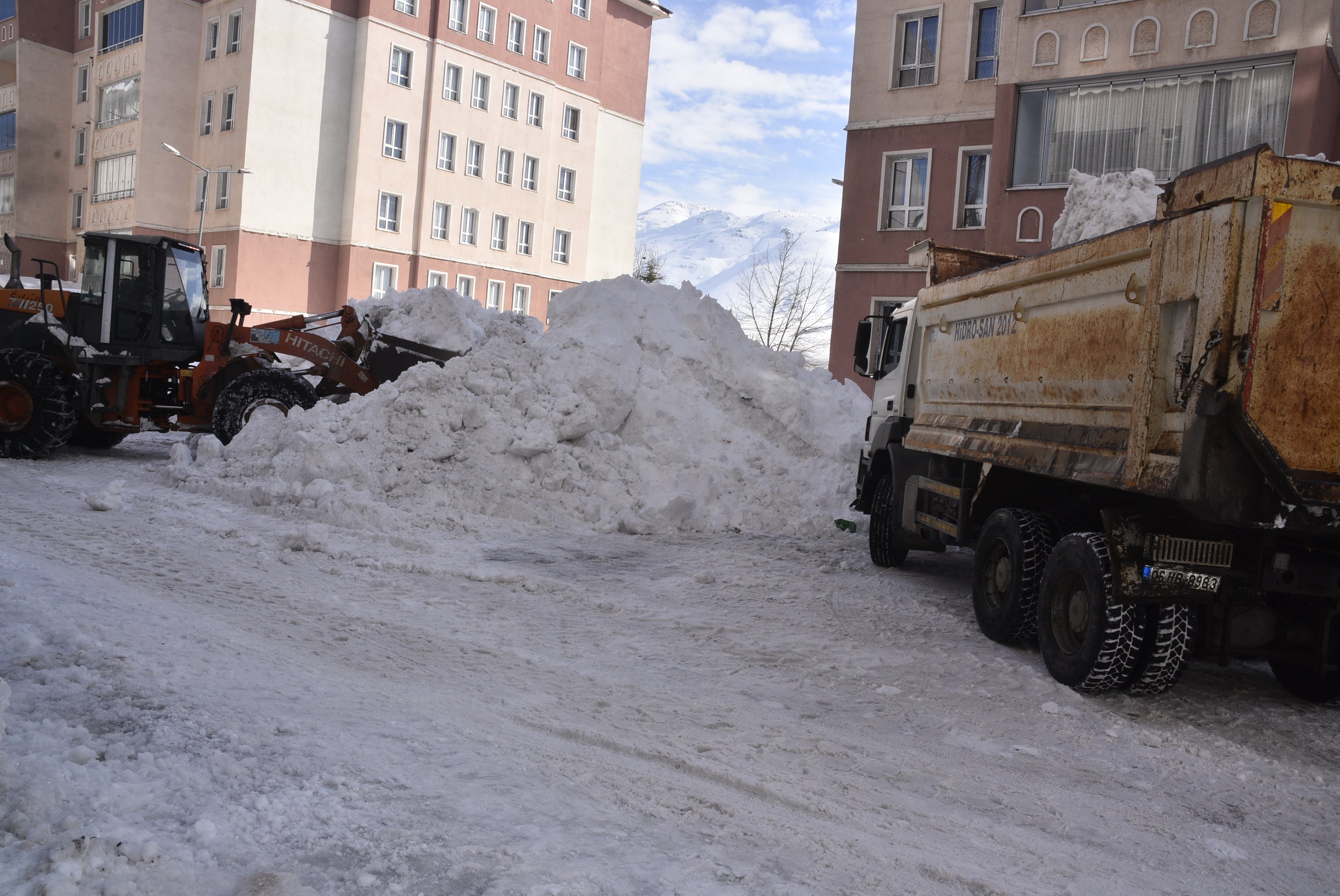 Bitlis belediye ekipleri kar temizleme