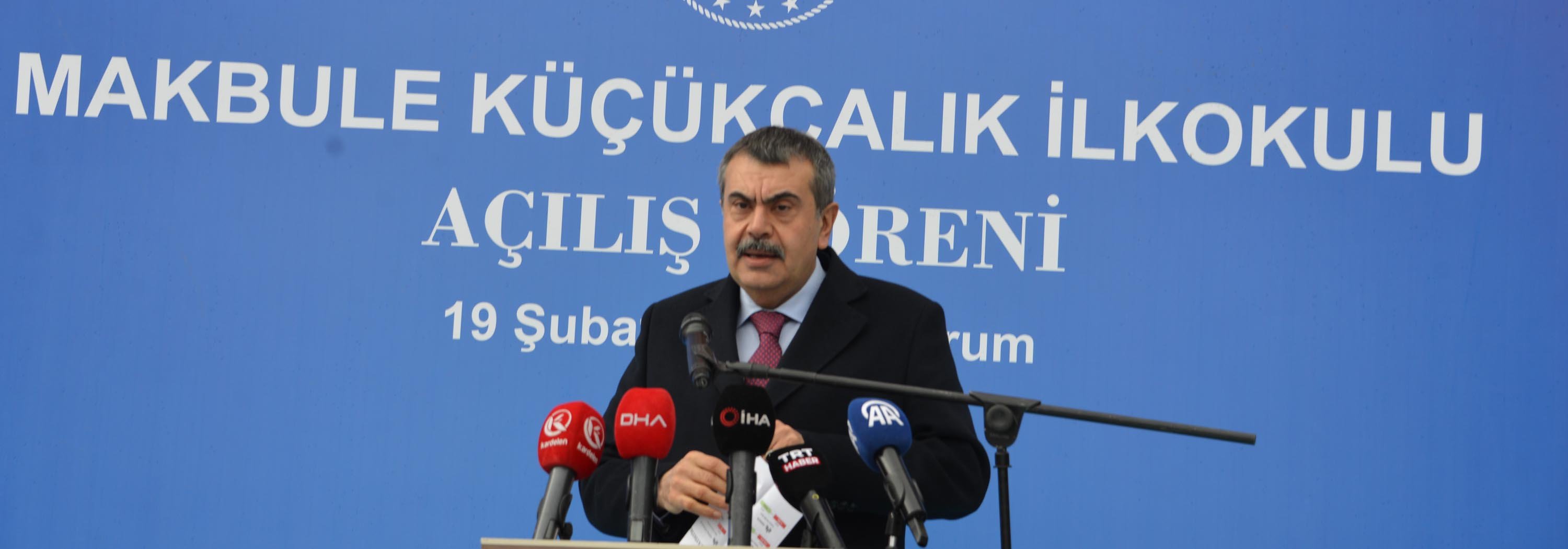 Bakan Tekin Öğrencilerle Sohbet Ediyor