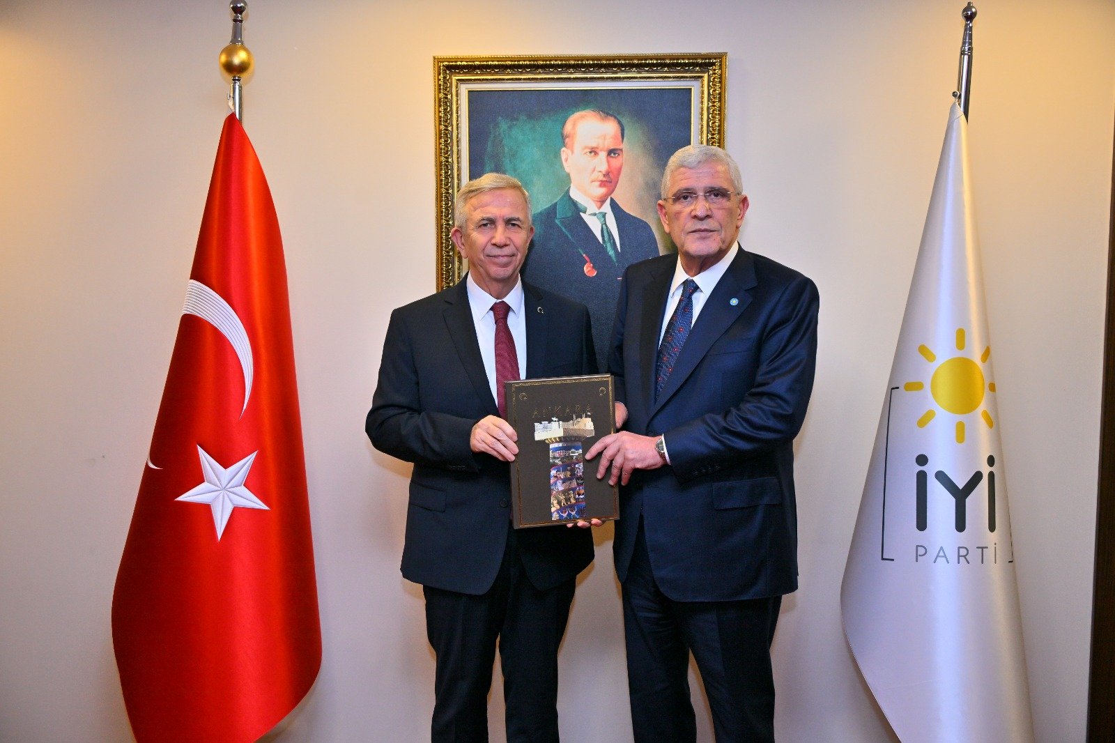 Müsavat Dervişoğlu konuşma yapıyor