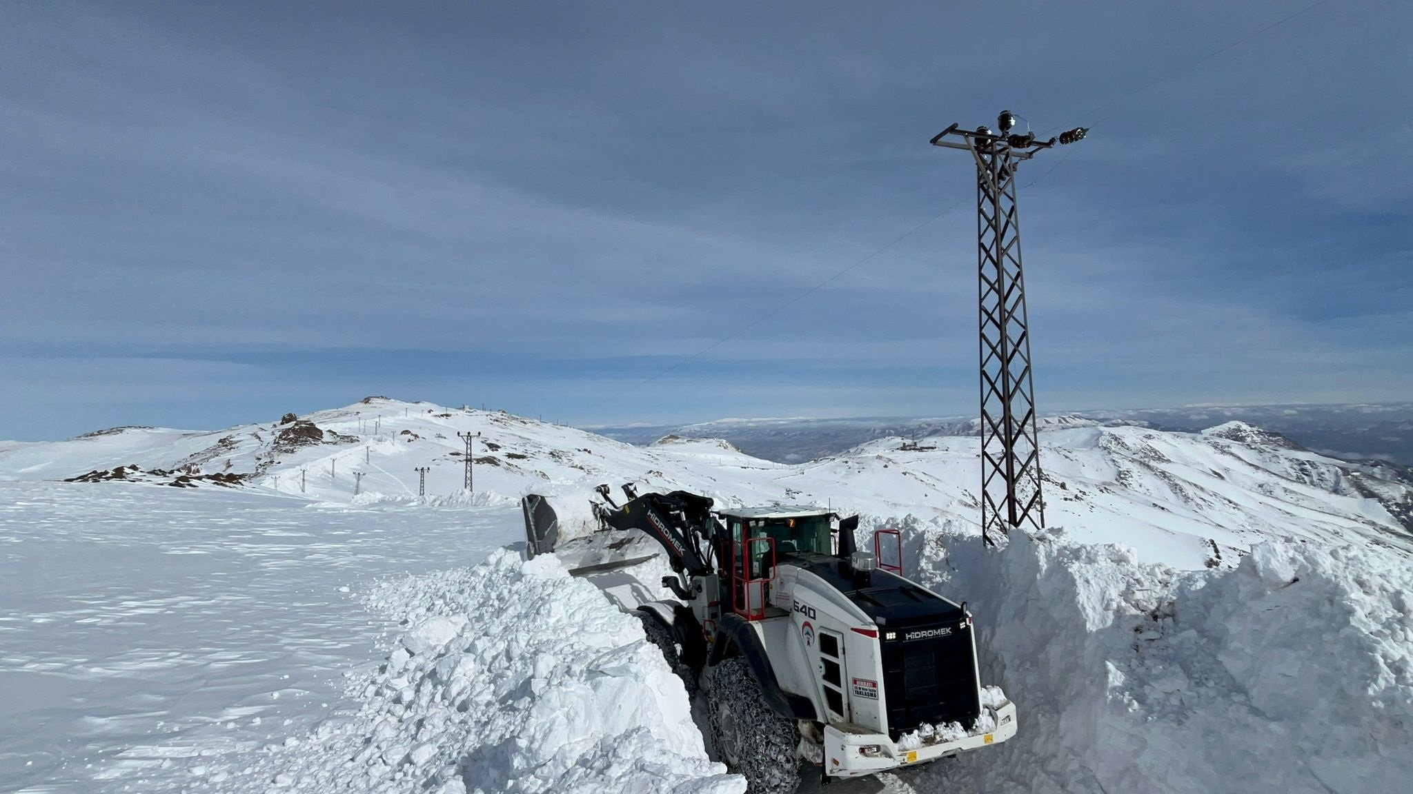 Yüksekova askeri yol kar temizleme ekipleri