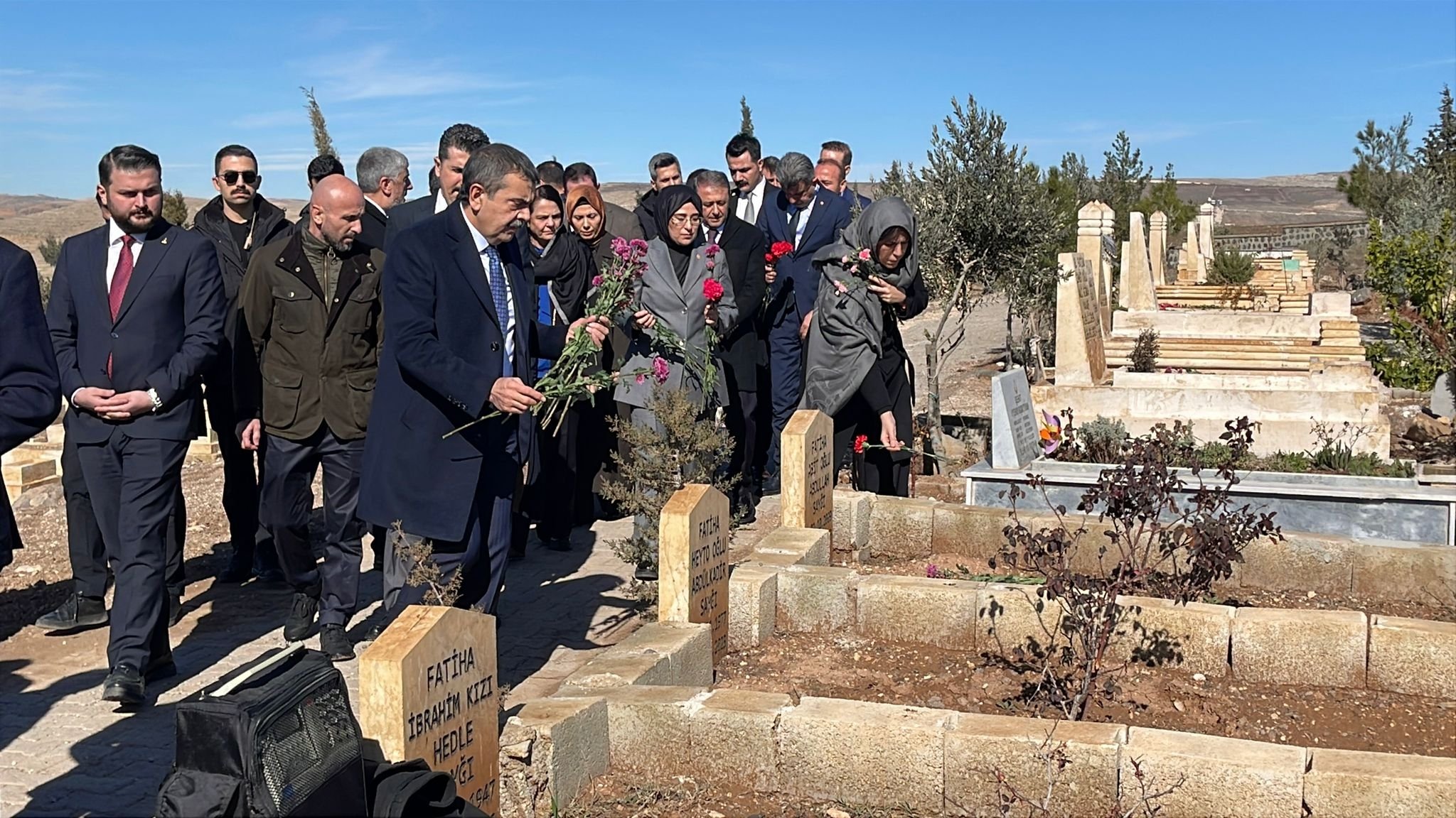 Bakan Tekin deprem şehitlerinin kabrinde