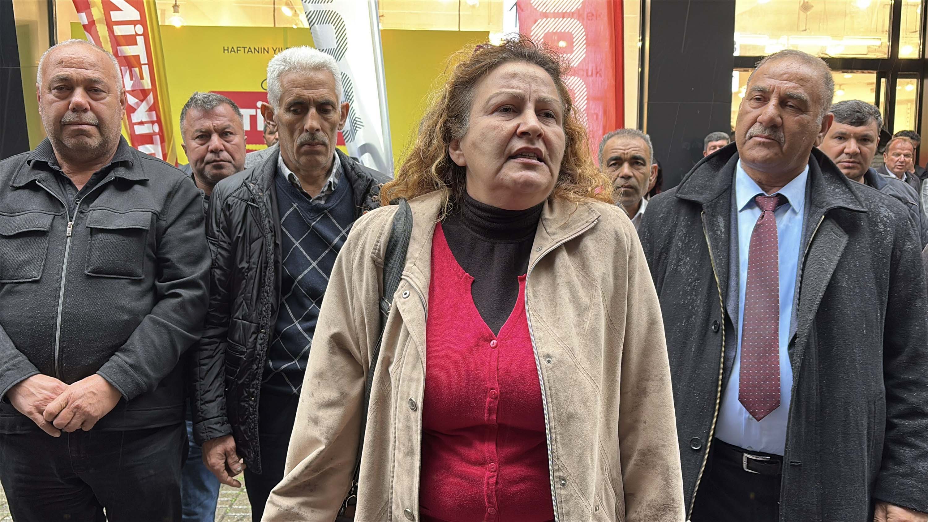 Muhtar Perihan Seyhan Deniz basın açıklaması yapıyor