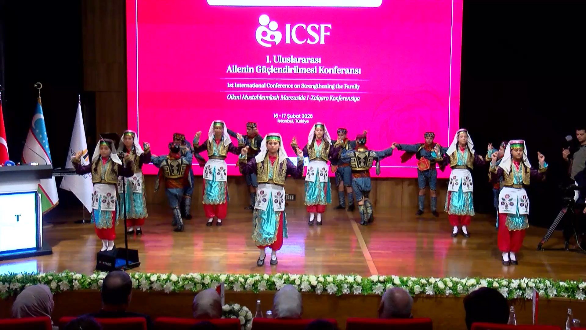 Konferans katılımcıları dinliyor